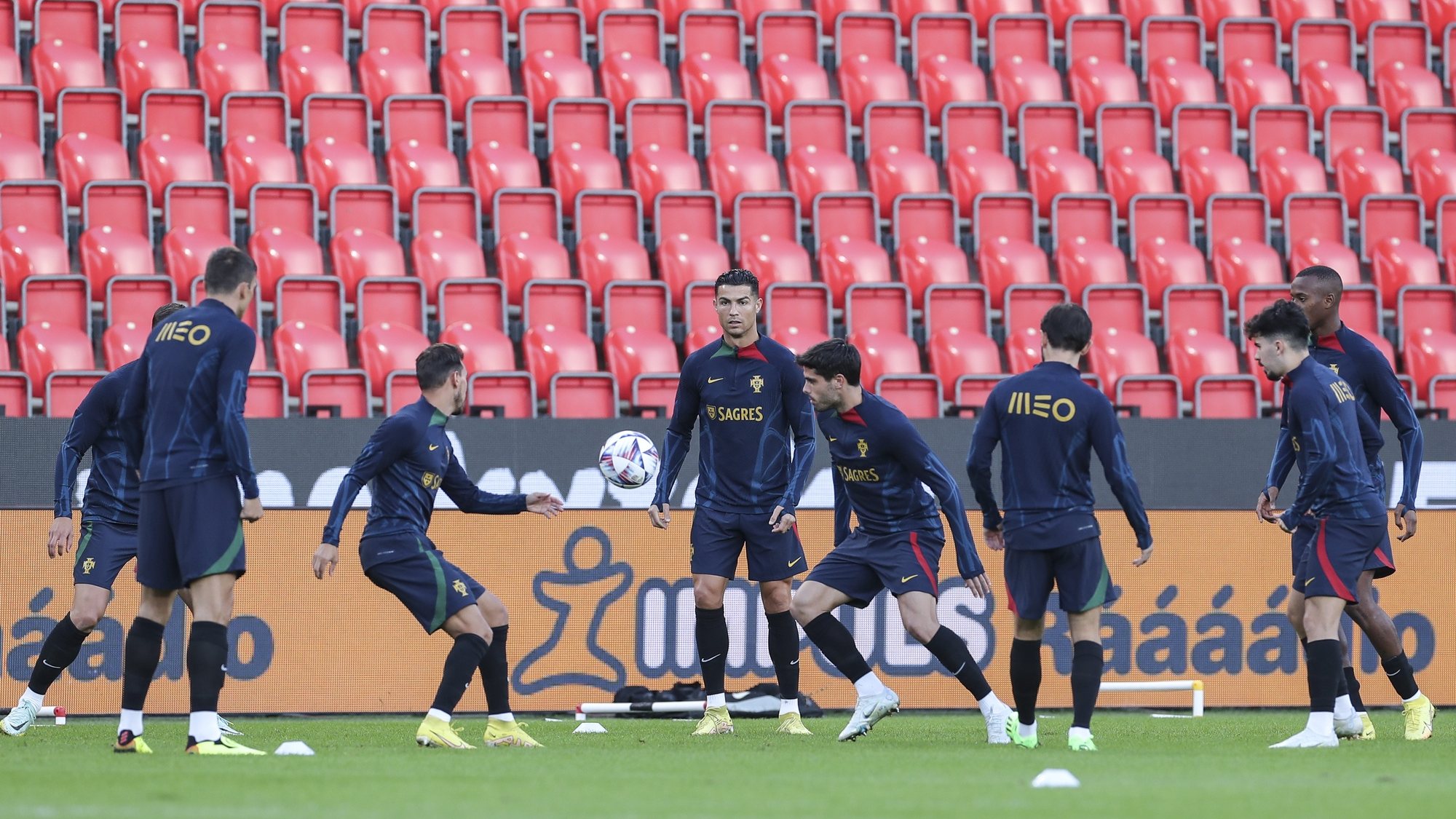 Portugal soccer player Cristiano Ronaldo (C) and his team mates during the training session prior to tomorrows UEFA Nations League soccer match against Czech Republic at Sinobo Stadium in Prague Czech Republic, 23 September 2022. MIGUEL A. LOPES/LUSA