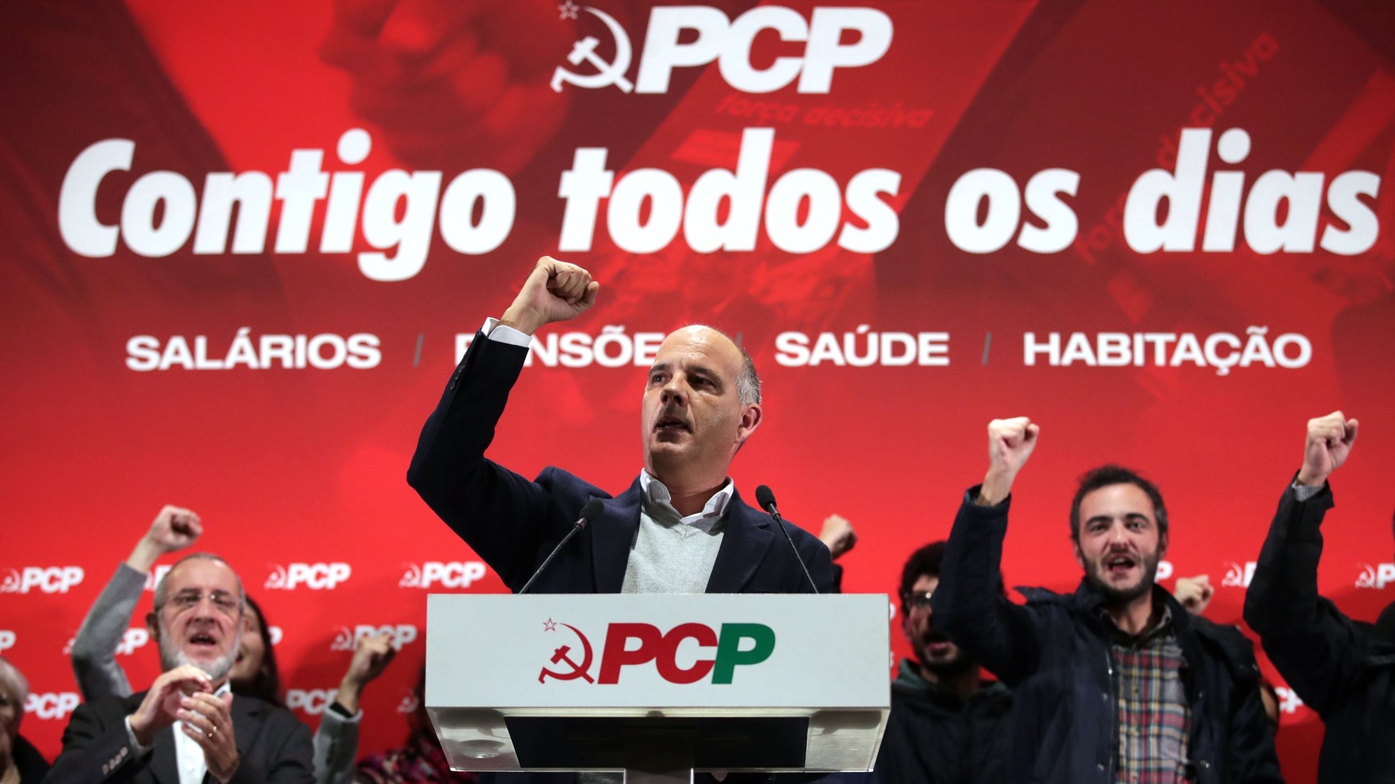 O secretário-geral do partido Comunista Português (PCP), Paulo Raimundo, participa num comício na escola secundária Gonçalves Zarco, em Matosinhos, 19 de novembro 2022. ESTELA SILVA/LUSA