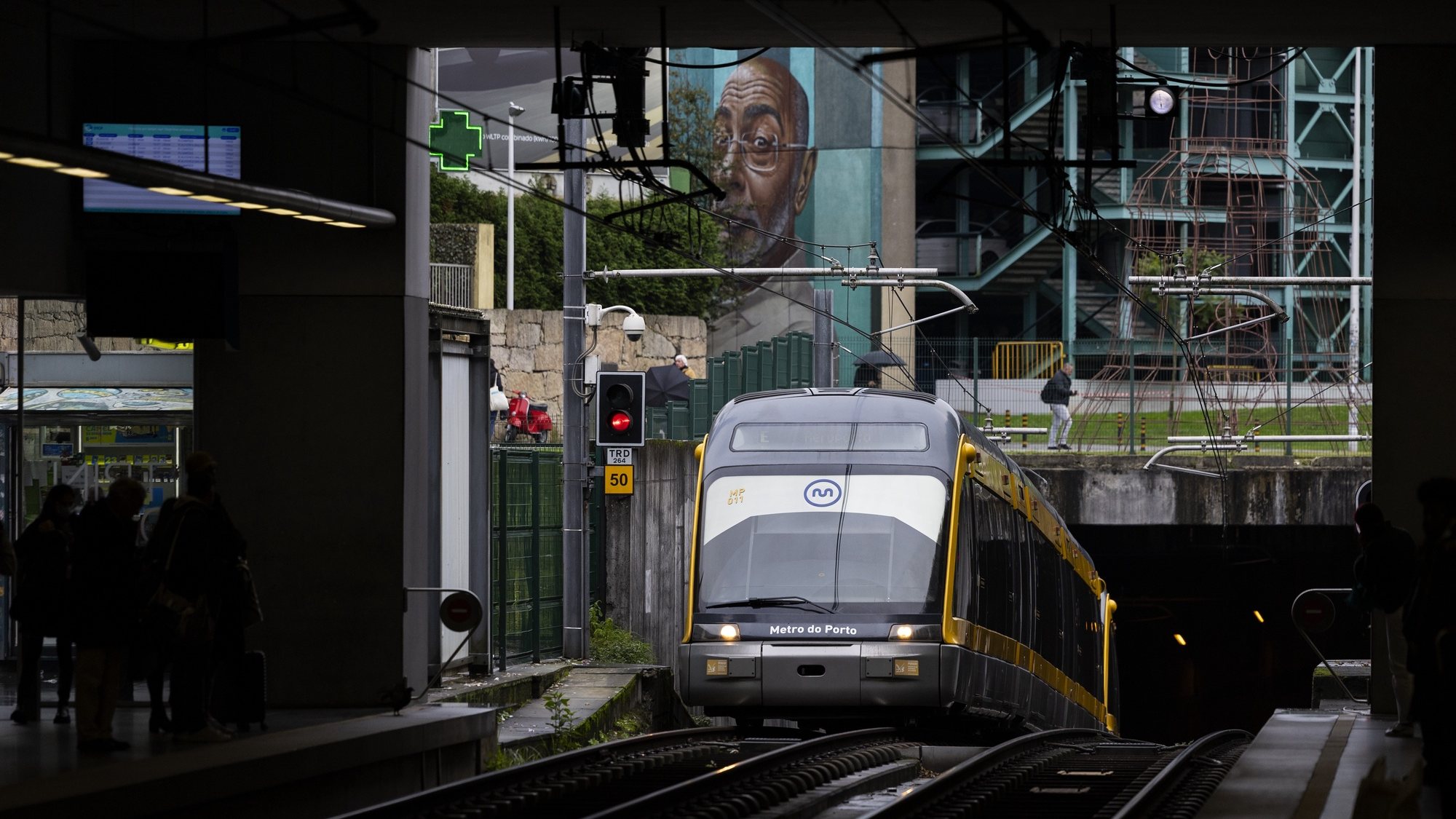 Um metro chega à estação de metro da Trindade no Porto, 5 de dezembro de 2022. O Metro do Porto celebra este mês o seu 20º Aniversário. (ACOMPANHA TEXTO DE 06 DE DEZEMBRO DE 2022). JOSÉ COELHO/LUSA