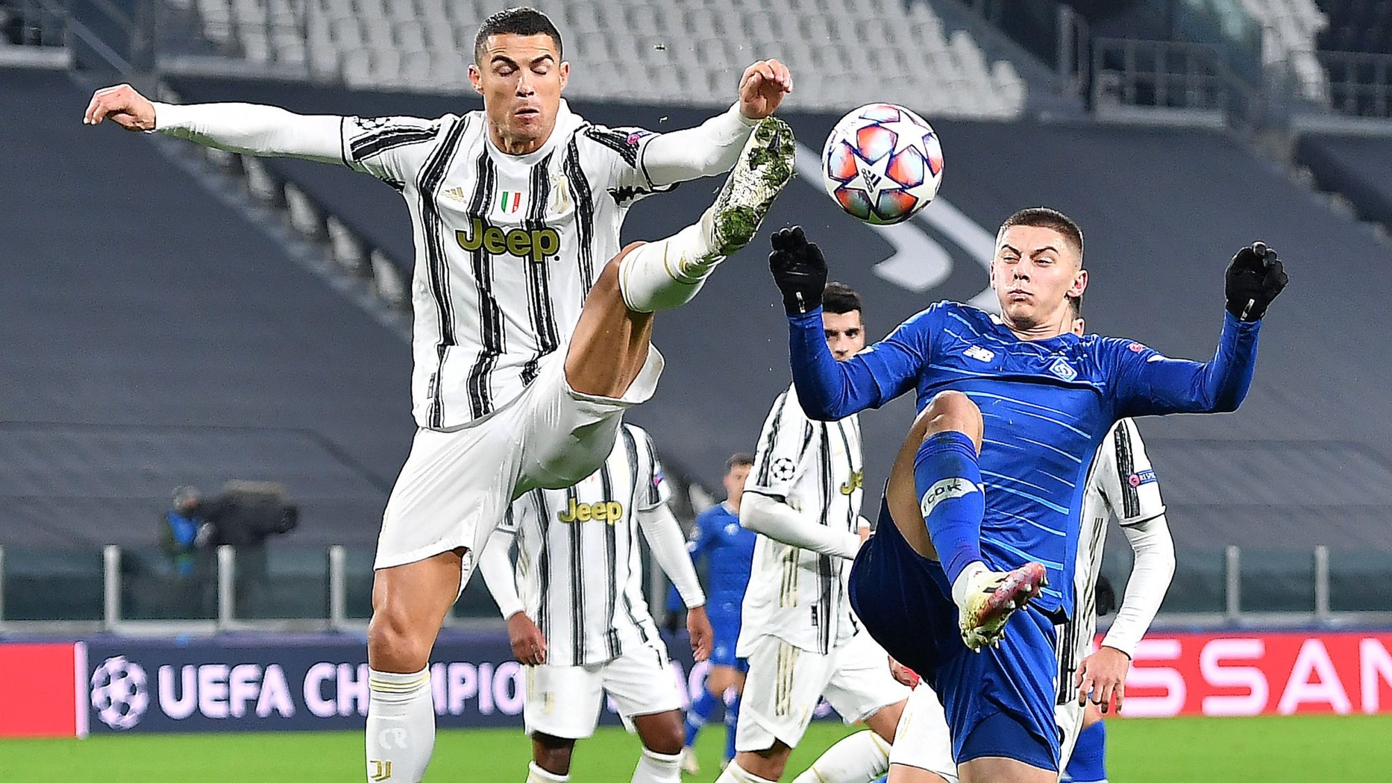 epa08858028 Juventusâ€™ Cristiano Ronaldo(L) in action during the UEFA Champions League Group G soccer match between Juventus FC vs FK Dynamo Kyiv at the Allianz Stadium in Turin, Italy, 2 December 2020.  EPA/ALESSANDRO DI MARCO