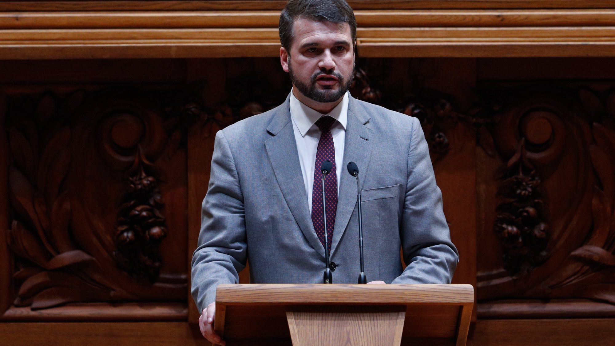 O deputado do Partido Socialista (PS), João Paulo Correia, intervém durante o debate na Assembleia da República, em Lisboa, 14 de outubro de 2020. ANTÓNIO COTRIM/LUSA