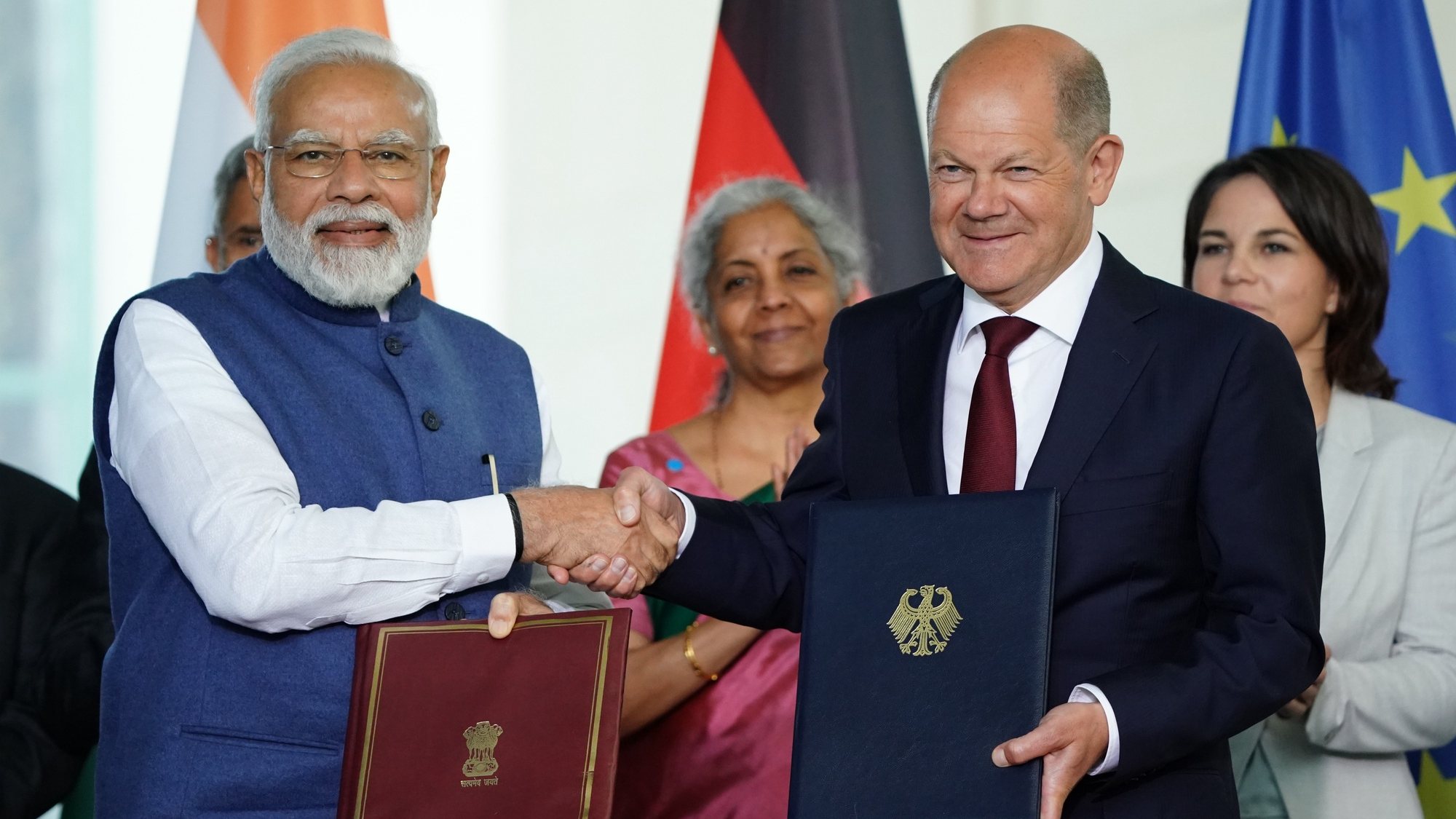 epa09922643 German Chancellor Olaf Scholz (R) and Indian Prime Minister Narendra Modi (L) shake hands after the signing of contracts at the Chancellery in Berlin, Germany, 02 May 2022. German Chancellor Olaf Scholz and Indian Prime Minister Narendra Modi met on the occasion of the 6th German-Indian Government Consultations in Berlin.  EPA/CLEMENS BILAN / POOL