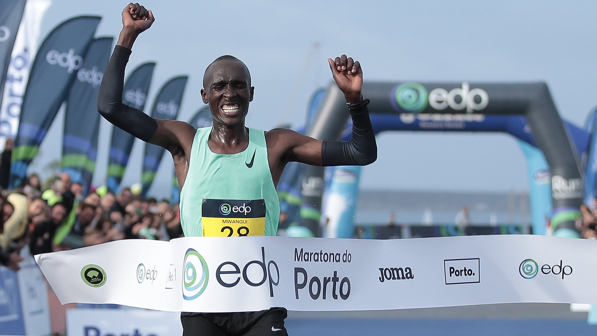 James Mwangui from Kenya celebrates while crossing the finish line to win the men&#039;s EDP Porto Marathon race in Porto, Portugal, 6 November 2022, MANUEL FERNANDO ARAUJO/LUSA