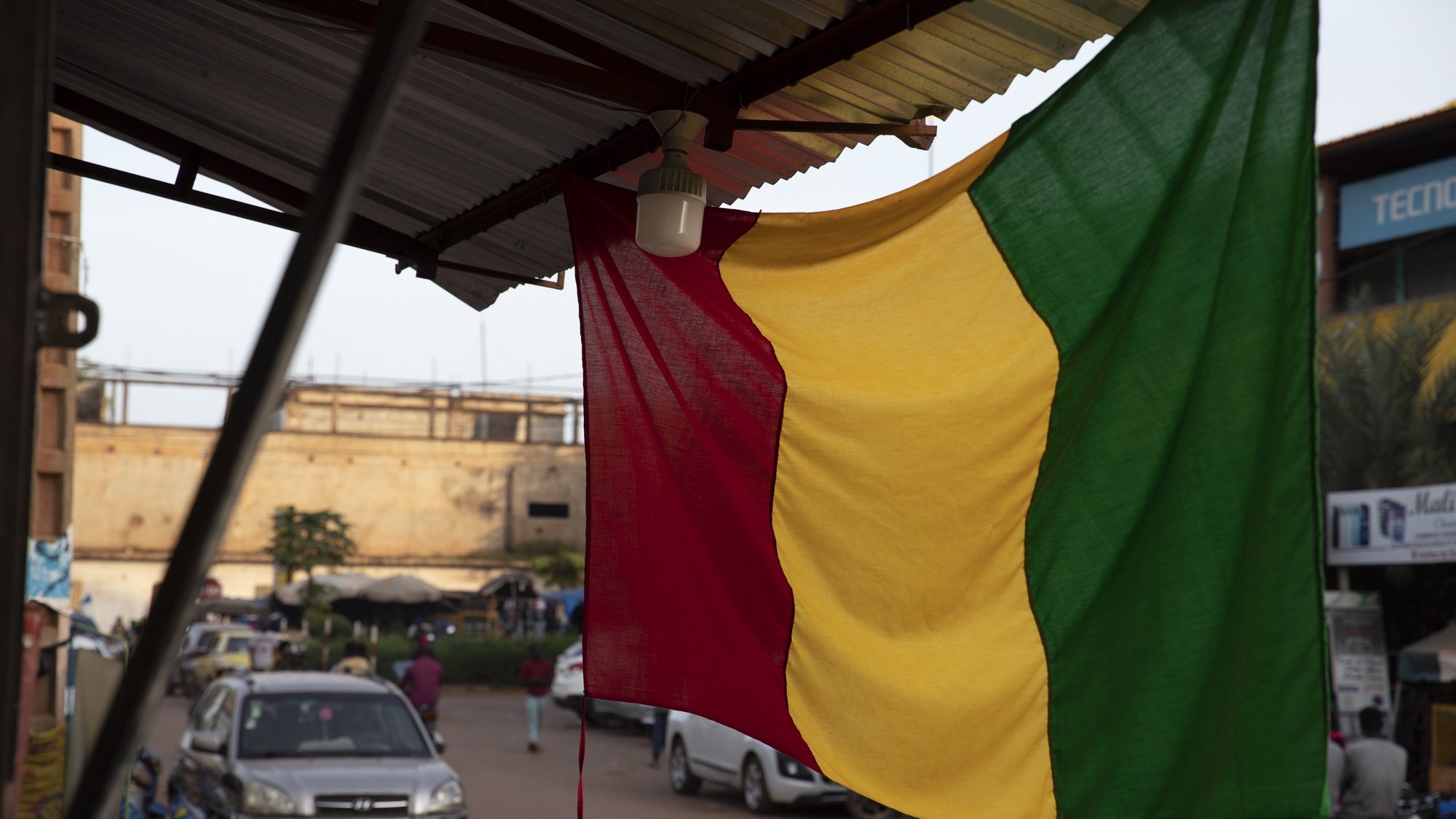 epa10214546 A Malian flag hangs from a shop on a street in central Bamako, Mali, 29 September 2022.  An Economic Community of West African States (ECOWAS) delegation visited Bamako 29 September 2022 in an effort to mediate a diplomatic row which has erupted over 46 Ivorian soldiers that have been detained in Mali. Mali&#039;s junta claims they had flown in without permission and were seen as mercenaries.  EPA/HADAMA DIAKITE
