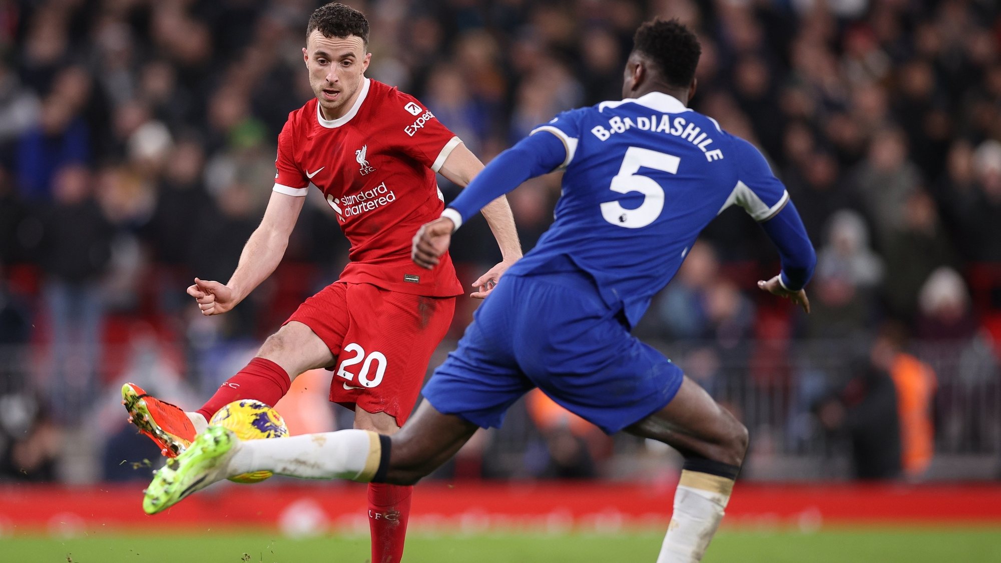 epa11116833 Liverpool&#039;s Diogo Jota (L) in action against Chelsea&#039;s Benoit Badiashile (R) during the English Premier League soccer match between Liverpool FC and Chelsea FC, in Liverpool, Britain, 31 January 2024.  EPA/ADAM VAUGHAN EDITORIAL USE ONLY. No use with unauthorized audio, video, data, fixture lists, club/league logos, &#039;live&#039; services or NFTs. Online in-match use limited to 120 images, no video emulation. No use in betting, games or single club/league/player publications.
