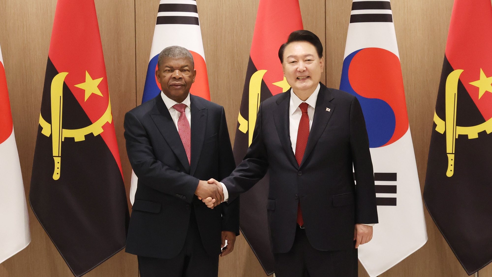epa11309511 South Korean President Yoon Suk Yeol (R) poses for a photo with his Angolan counterpart, Joao Lourenco (L), during their summit talks at the presidential office in Seoul, South Korea, 30 April 2024.  EPA/YONHAP / POOL SOUTH KOREA OUT
