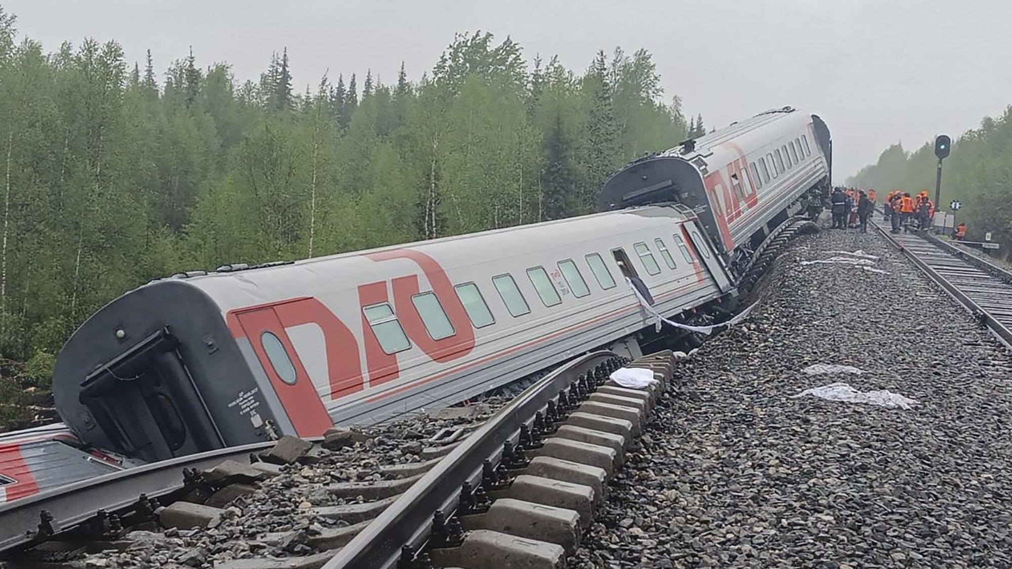 epa11441508 A handout photo made available by the North-West Transport Prosecutor&#039;s Office press service shows a passenger train derailment on the Inta-Ugolny stretch to Komi in the northern republic of Komi, Russia, 27 June 2024. Russian Railways reported that nine carriages overturned in the derailment of passenger train No. 511 Vorkuta - Novorossiysk. More than 70 people were injured, with ten of them in serious condition, according to Russian Railways.  EPA/NORTH-WEST TRANSPORT PROSECUTOR&#039;S OFFICE PRESS SERVICE HANDOUT  HANDOUT EDITORIAL USE ONLY/NO SALES HANDOUT EDITORIAL USE ONLY/NO SALES