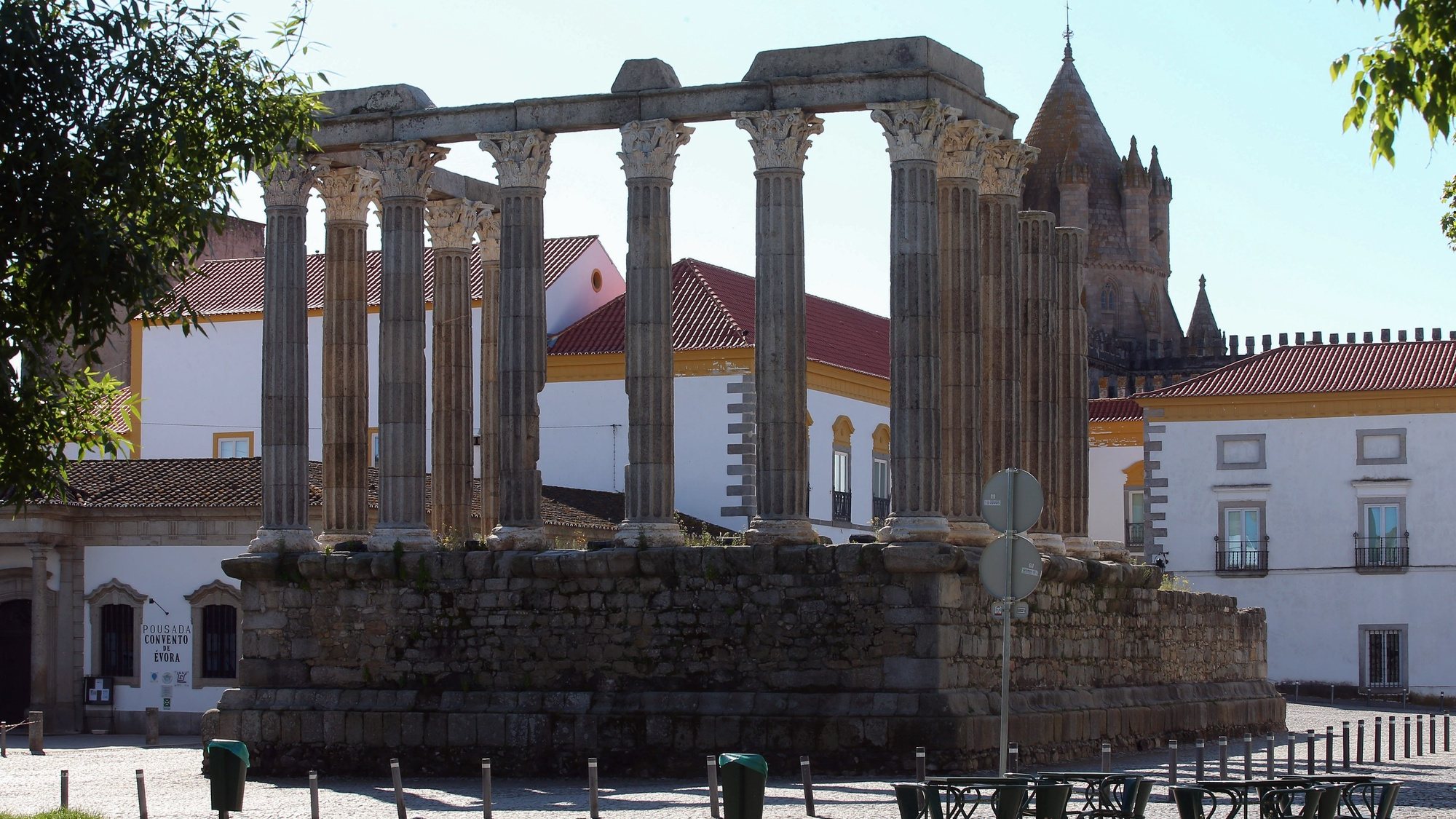 O Templo Romano de Évora (Templo de Diana) sem visitantes, durante o Domingo de Páscoa, devido à pandemia da covid-19, em Évora, 12 de abril de 2020. Portugal encontra-se em estado de emergência desde de 19 de março e até ao final do dia 17 de abril. NUNO VEIGA/LUSA