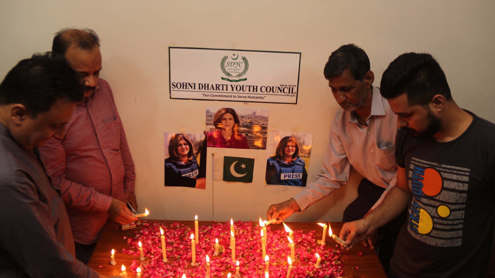 epa09942615 Civil society activists of Sohni Dharti Youth Council attend a candle light vigil in remembrance of the journalist Shireen Abu Akleh a longtime TV correspondent for Al Jazeera Arabic, in Hyderabad, Pakistan, 12 May 2022. According? to the Palestinian Ministry of Health, Al Jazeera journalist Shireen Abu Akleh was shot dead by Israeli forces on 11 May morning during an Israeli? raid in the West Bank city of Jenin.  EPA/NADEEM KHAWAR
