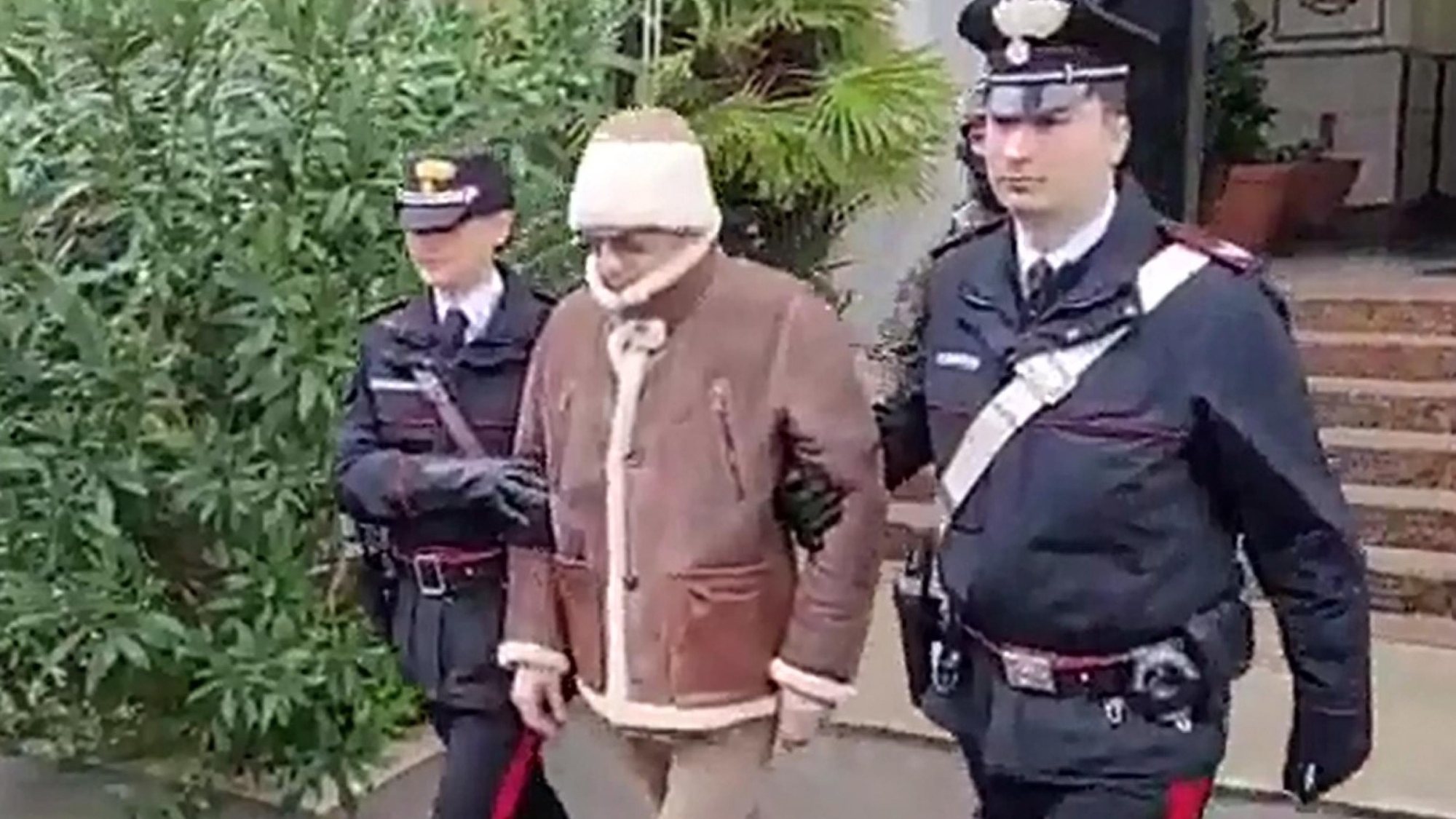 epa10408655 A handout still taken from footage made available by Italy&#039;s Carabinieri shows Mafia boss Matteo Messina Denaro, Italy&#039;s most wanted man, being arrested in Palermo, Sicily, by the Carabinieri police&#039;s ROS unit after 30 years on the run, 16 January 2023.  EPA/CARABINIERI HANDOUT  HANDOUT EDITORIAL USE ONLY/NO SALES HANDOUT EDITORIAL USE ONLY/NO SALES