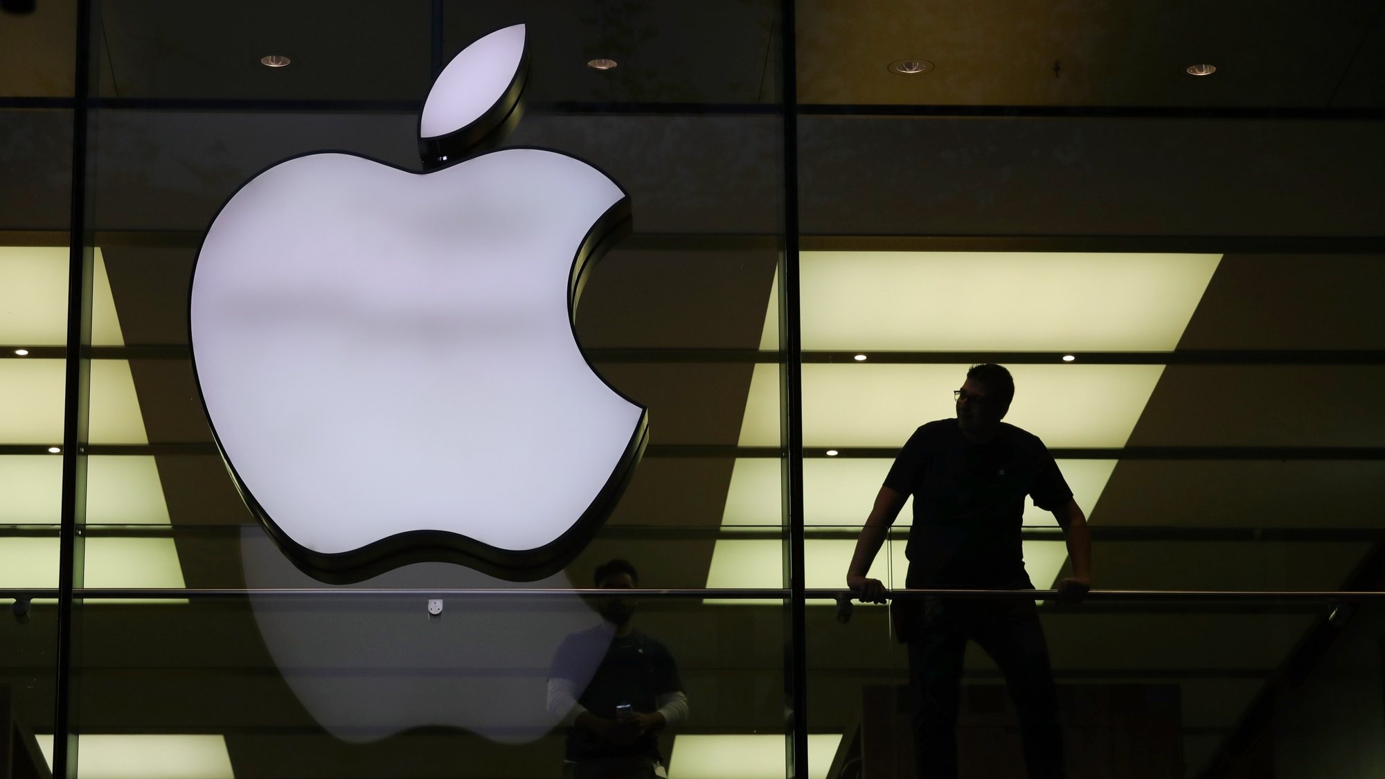 epa08967896 (FILE) - A silhouette next to an Apple during the sale start of the new iPhone X at the Apple store in Frankfurt, Germany, 03 October 2017  (reissued 26 January 2021). Apple is to release their financial year 2021 1st quarter results on 27 January 2021.  EPA/ARMANDO BABANI *** Local Caption *** 56284074