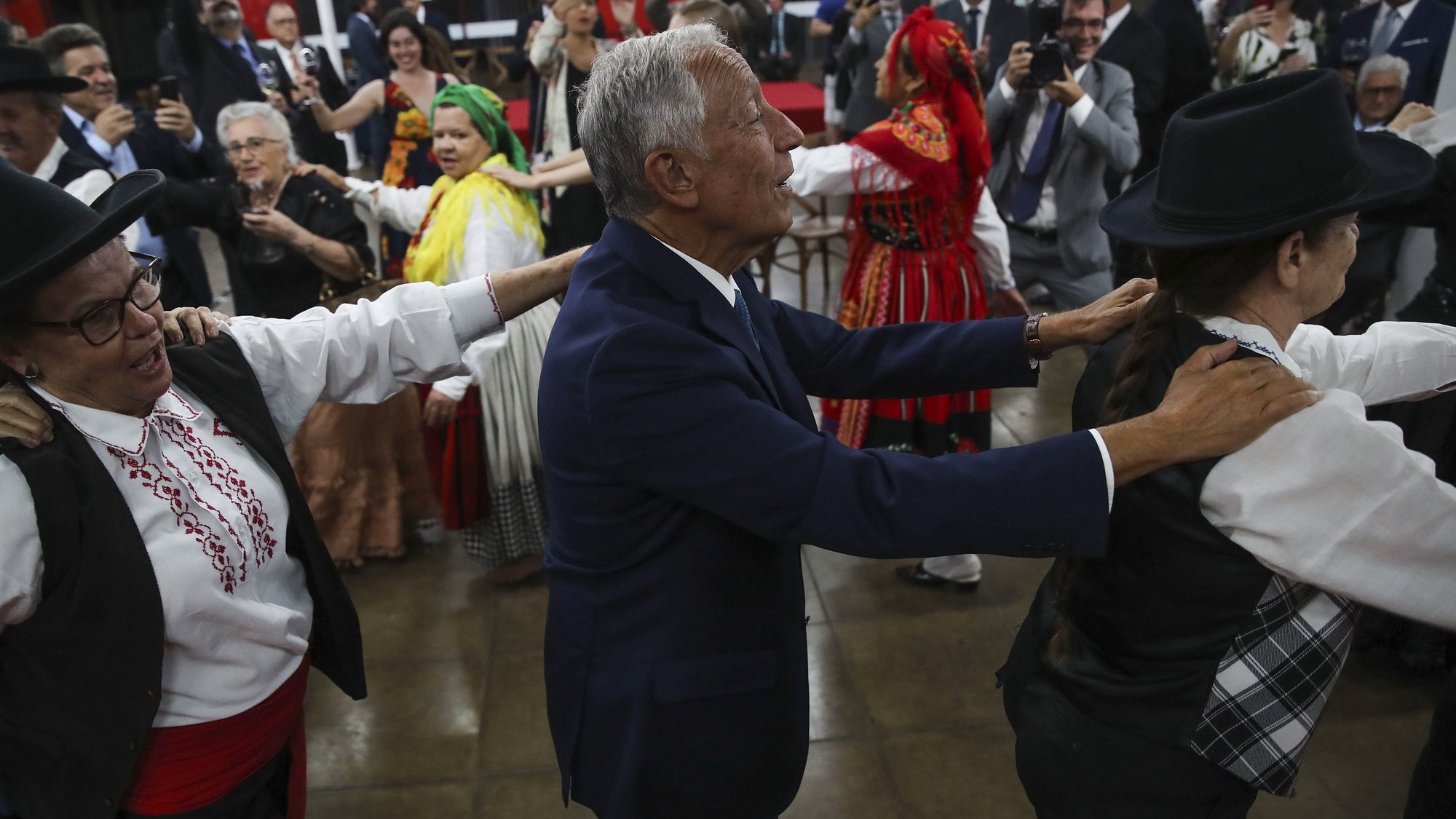 O Presidente da República, Marcelo Rebelo de Sousa (C), participa numa dança no encontro com a comunidade portuguesa na Associação Portuguesa de Brasília, Taguatinga, Brasília, Brasil, 7 de setembro de 2022.  MANUEL DE ALMEIDA/LUSA
