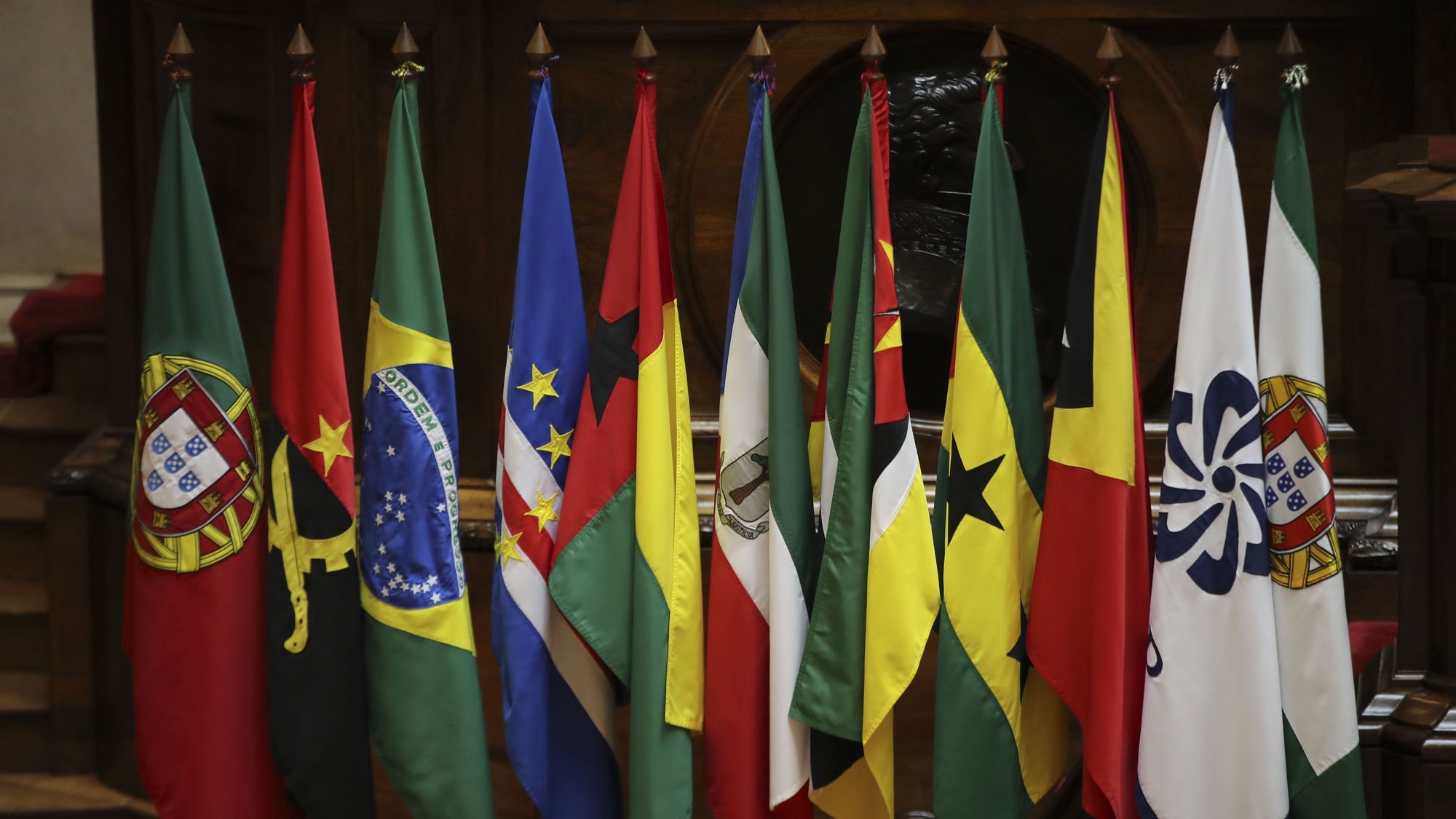 Bandeiras dos paises da CPLP durante a reunião da XI Assembleia Parlamentar da Comunidade de Países de Língua Portuguesa (AP-CPLP), subordinada ao tema &quot;Livre circulação de bens e serviços no espaço da CPLP&quot;, na Assembleia da República, em Lisboa, 24 de outubro de 2022. A chefiar as respetivas delegações estão presentes os presidentes dos parlamentos de Angola, Carolina Cerqueira, Cabo Verde, Austelino Correia, Guiné Bissau, Cipriano Cassamá, São Tomé e Príncipe, Delfim Santiago das Neves e Timor Leste, Aniceto Longuinhos Guterres Lopes. A Guiné Equatorial e Moçambique estarão presentes através de uma delegação parlamentar. MANUEL DE ALMEIDA/LUSA