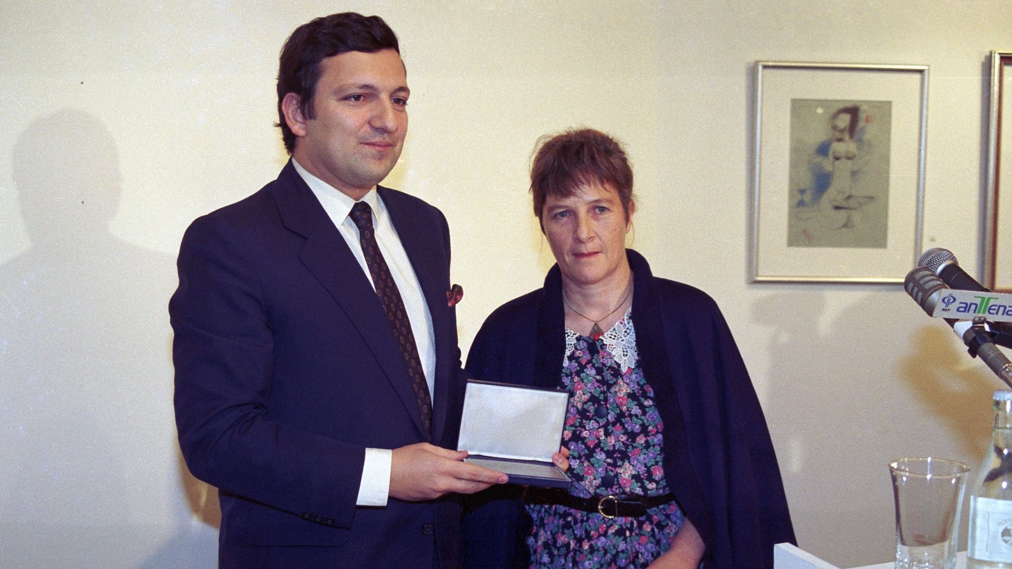 O Secretário de Estado da Cooperação, José Manuel Durão Barroso, recebe o Prémio de Personalidade do no de 1990, atribuido pela Associação de Imprensa Estrangeira entregue pela jornalista Jill Jolliffe, em Lisboa a 12 de março de 1991.

António Cotrim / Lusa