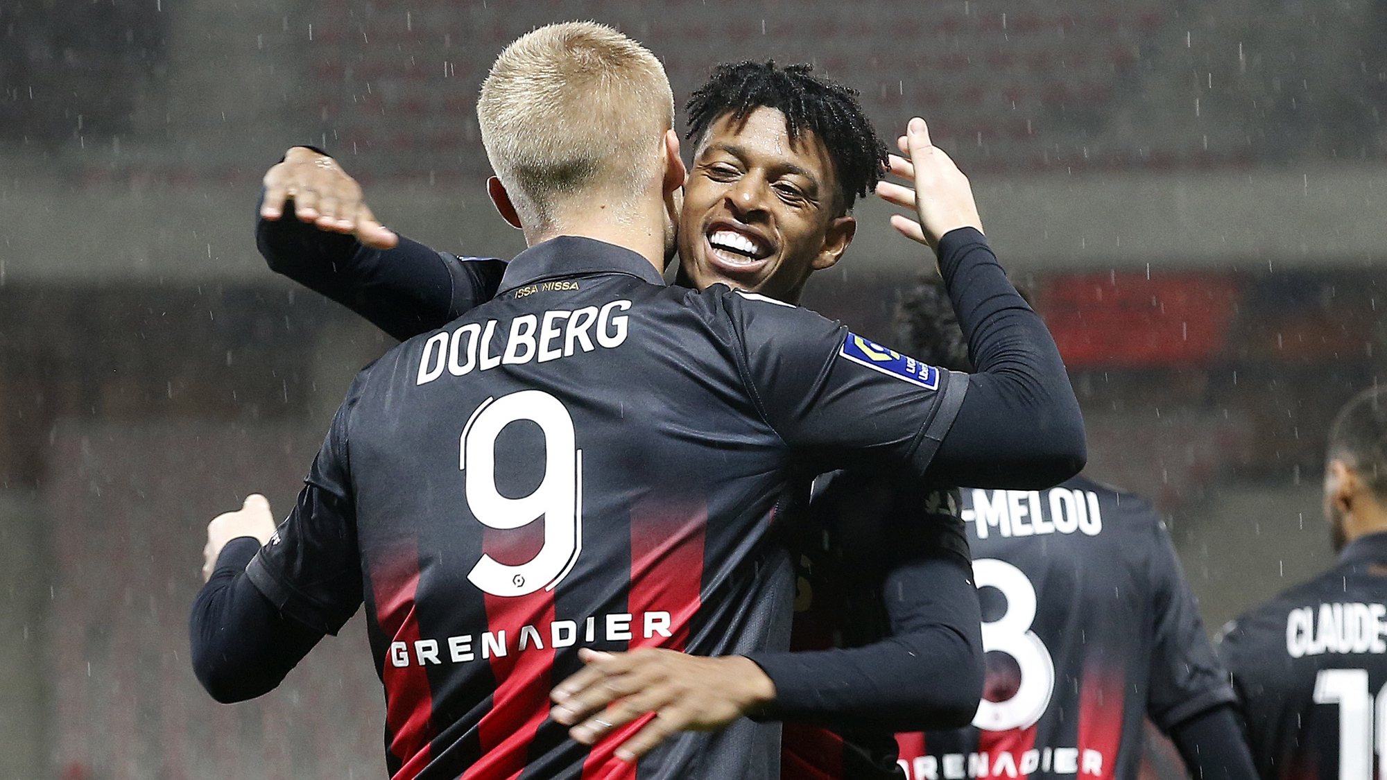 epa08773382 Kasper Dolberg (L) of Nice celebrates with teammate Robson Bambu (R) after scoring the 1-0 lead during the French Ligue 1 soccer match between OGC Nice and Lille OSC in Nice, France, 25 October 2020.  EPA/SEBASTIEN NOGIER