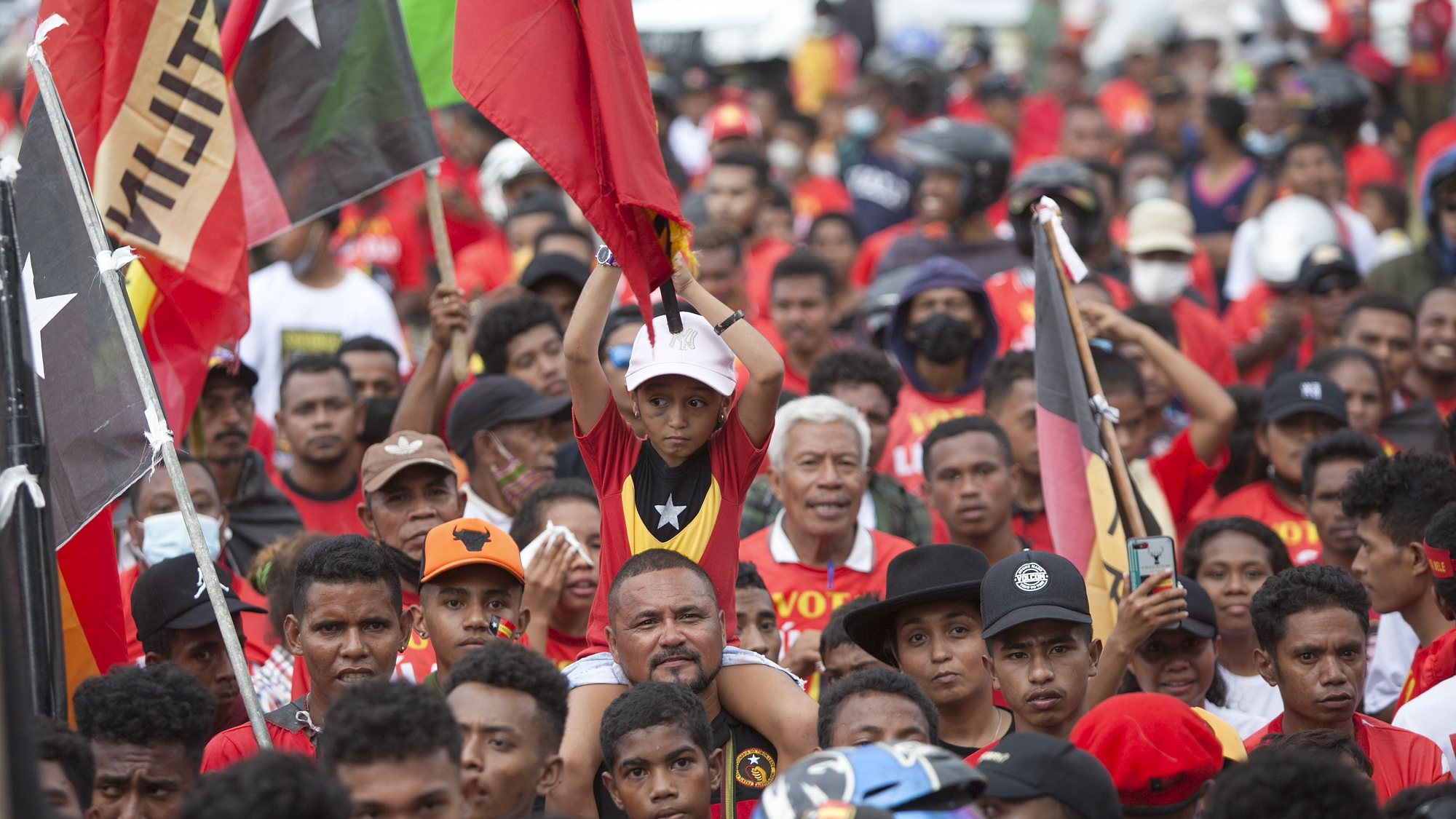 O apoiantes do atual Presidente de Timor-Leste e recandidato às eleições presidenciais pela Fretilin, Francisco Guterres Lú-Olo (ausente da fotografia), participam numa ação de camapnha parta as eleições presidenciais, em Díli, Timor-Leste, 14 de março de 2022. A campanha eleitoral decorre até 16 de março, realizando-se as eleições no dia 19. ANTÓNIO SAMPAIO/LUSA