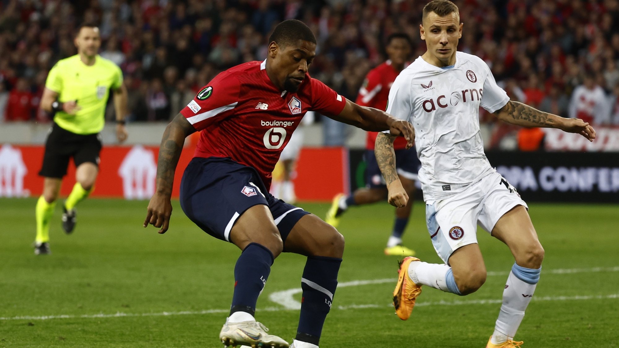 epa11287145 Lille&#039;s Ivan Cavaleiro (L) in action against Aston Villa&#039;s Lucas Digne (R) during the UEFA Europa Conference League quarter-final, 2nd leg soccer match between OSC Lille and Aston Villa FC, in Lille, France, 18 April 2024.  EPA/MOHAMMED BADRA