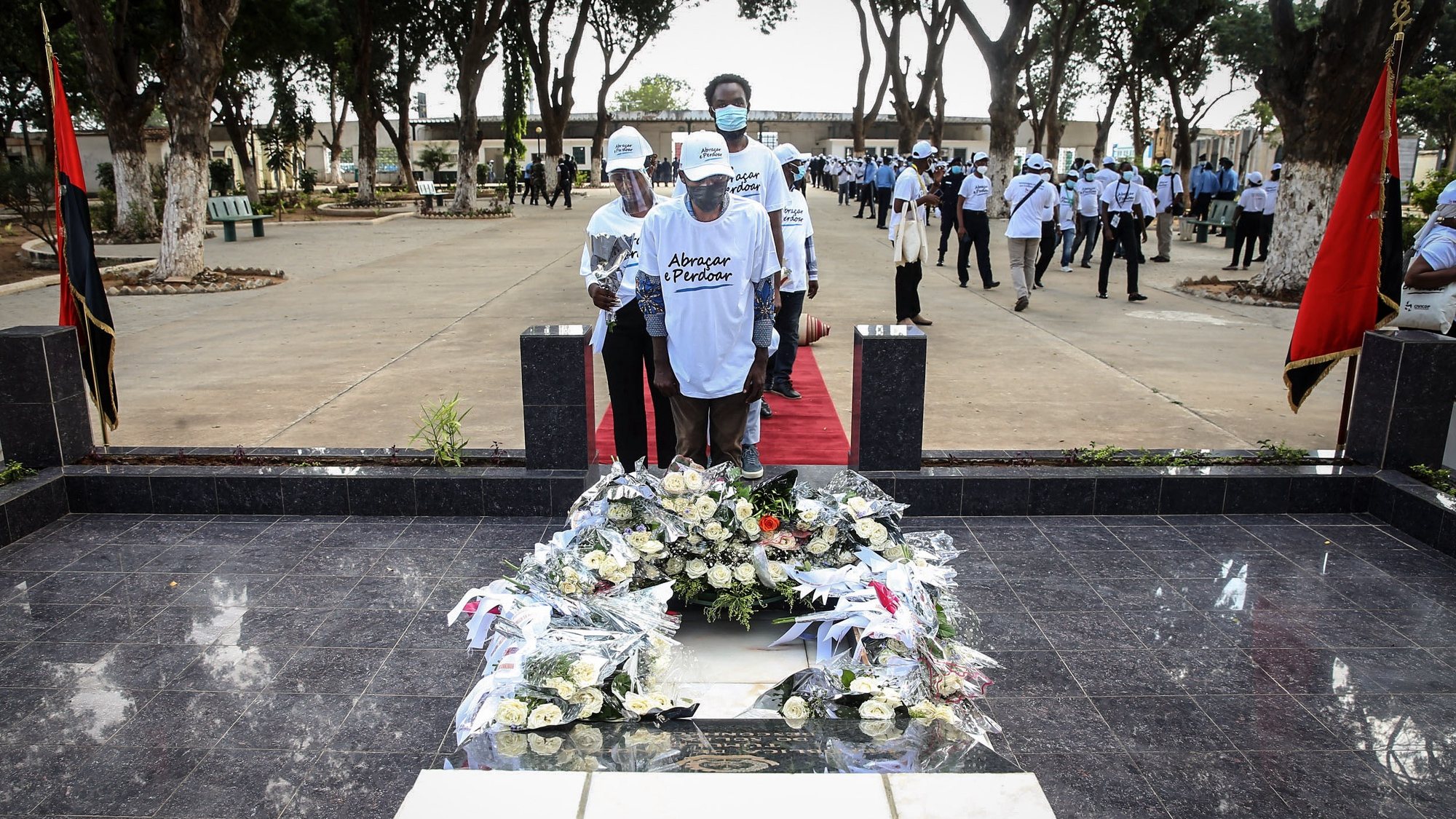 Homenangem as vítimas do alegado golpe de Estado de 27 de maio de 1977, no cemitério de Santa Ana, em Luanda, Angola, 27 de maio de 2021. O Governo angolano homenageia hoje, pela primeira vez em 44 anos, as vítimas do alegado golpe de 27 de maio de 1977, um dia depois do Presidente de Angola pedir desculpa pelas execuções sumárias. AMPE ROGÉRIO/LUSA