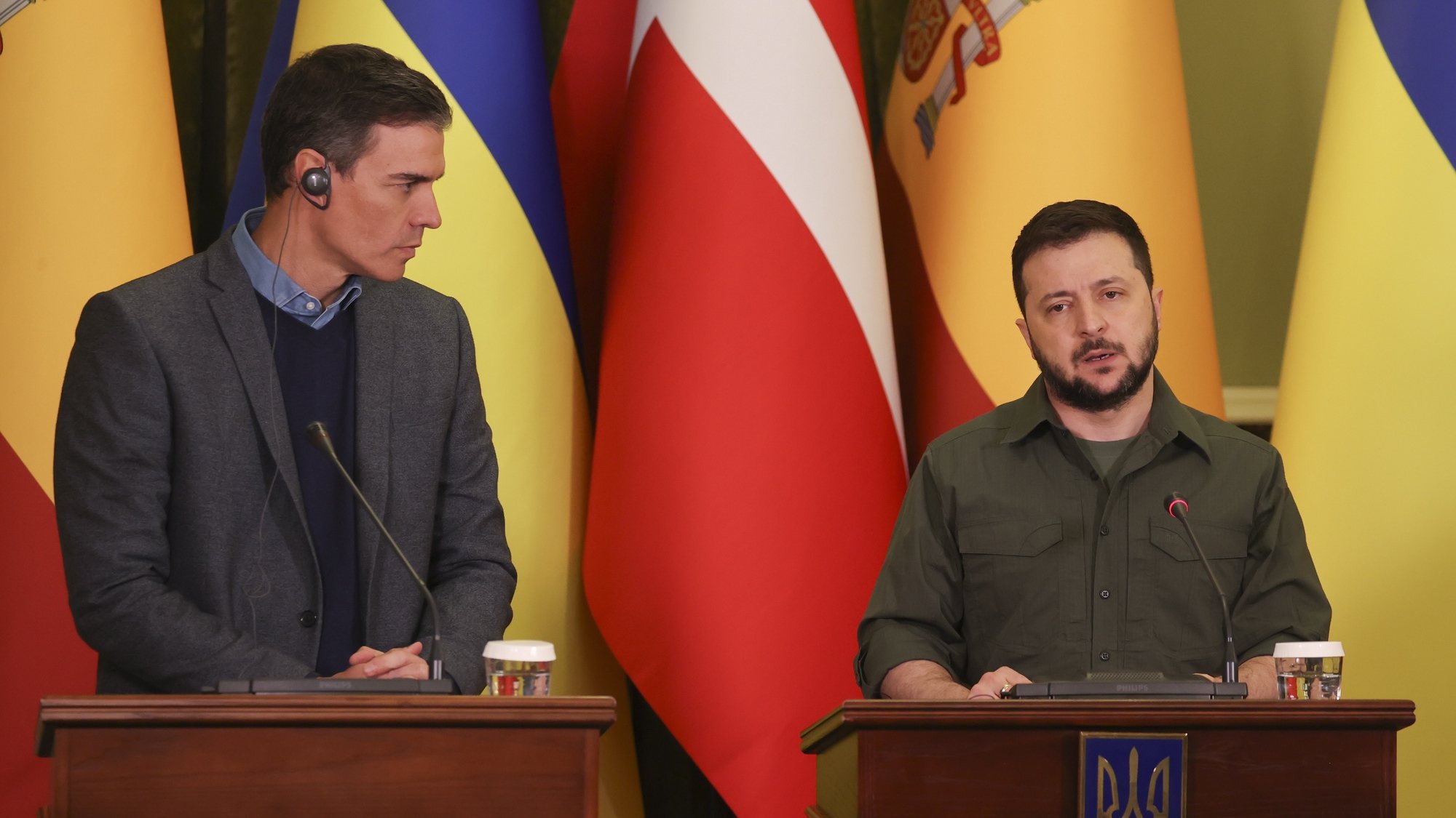 epa09900610 Spanish Prime Minister, Pedro Sanchez (L), and Ukrainian President, Volodymyr Zelensky (C), address a joint press conference in the framework of their meeting in Kyiv (Kiev), Ukraine, 21 April 2022. Spanish Prime Minister, Pedro Sanchez, and his Danish counterpart, Mette Frederiksen, are visiting the country to show their support to Ukrainian President, Volodymyr Zelensky, amid the Russia&#039;s invasion of the country.  EPA/MIGUEL GUTIERREZ