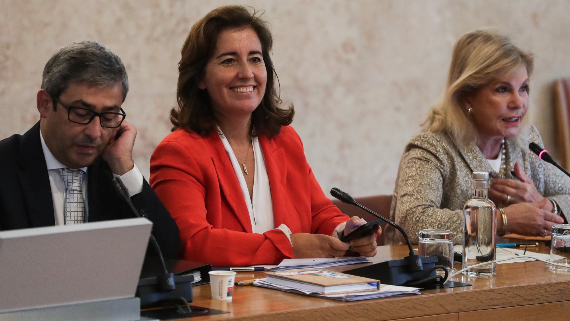 A ministra do Trabalho, Solidariedade e Segurança Social, Ana Mendes Godinho (C), fala na Comissão de Trabalho, Segurança Social e Inclusão na Assembleia da República, em Lisboa, 14 de setembro de 2022. TIAGO PETINGA/LUSA