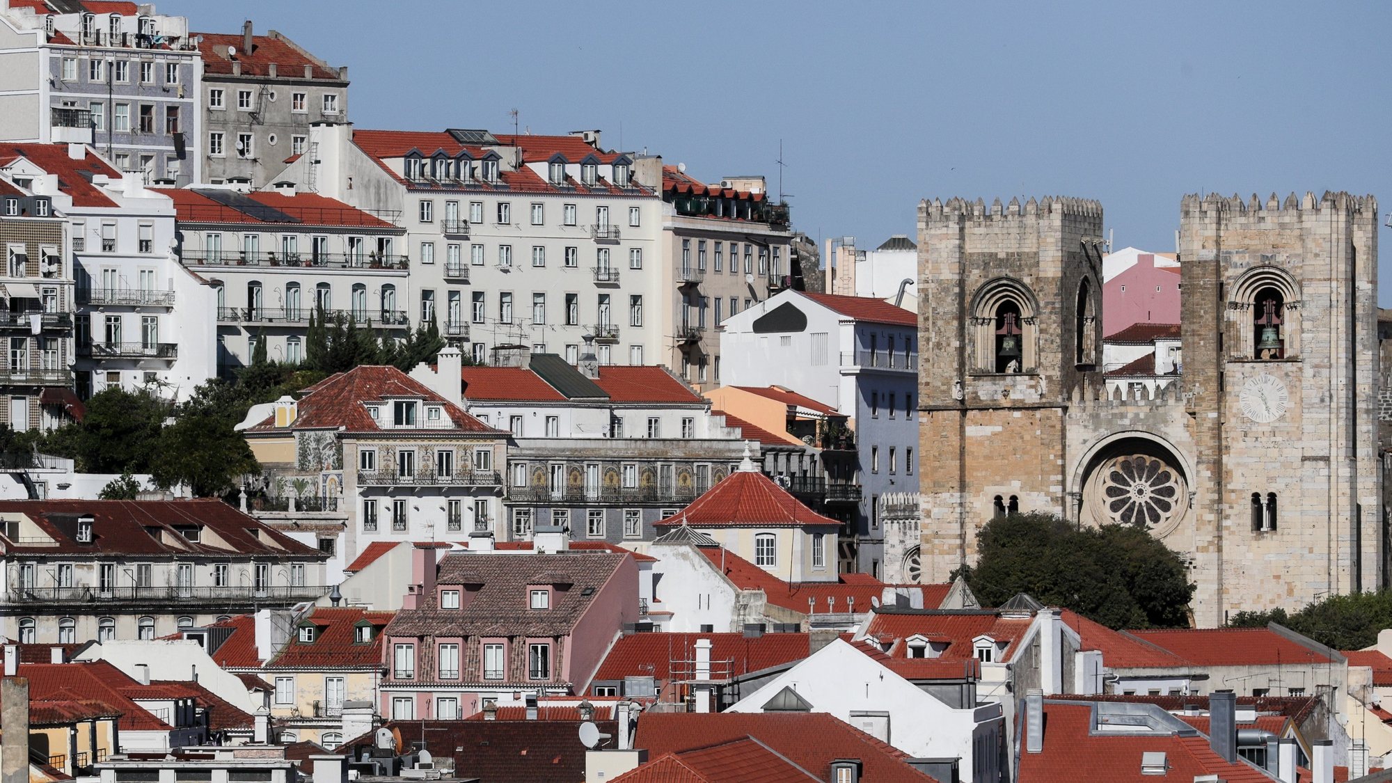 Vista geral da cidade de Lisboa com Sé patriarcal em 08 de novembro de 2021. TIAGO PETINGA/LUSA