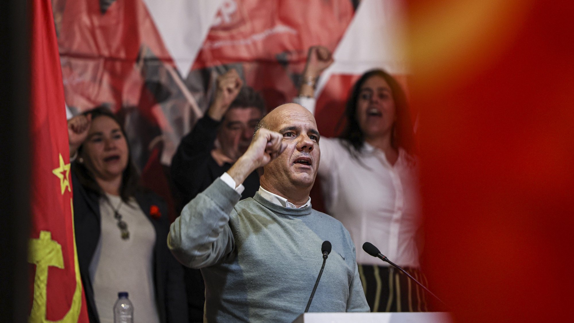 O secretário-geral do Partido Comunista português (PCP), Paulo Raimundo, discursa no encerramento da 10.ª Assembleia da Organização Regional do Algarve, Faro,10 de dezembro de 2022. LUÍS FORRA/LUSA