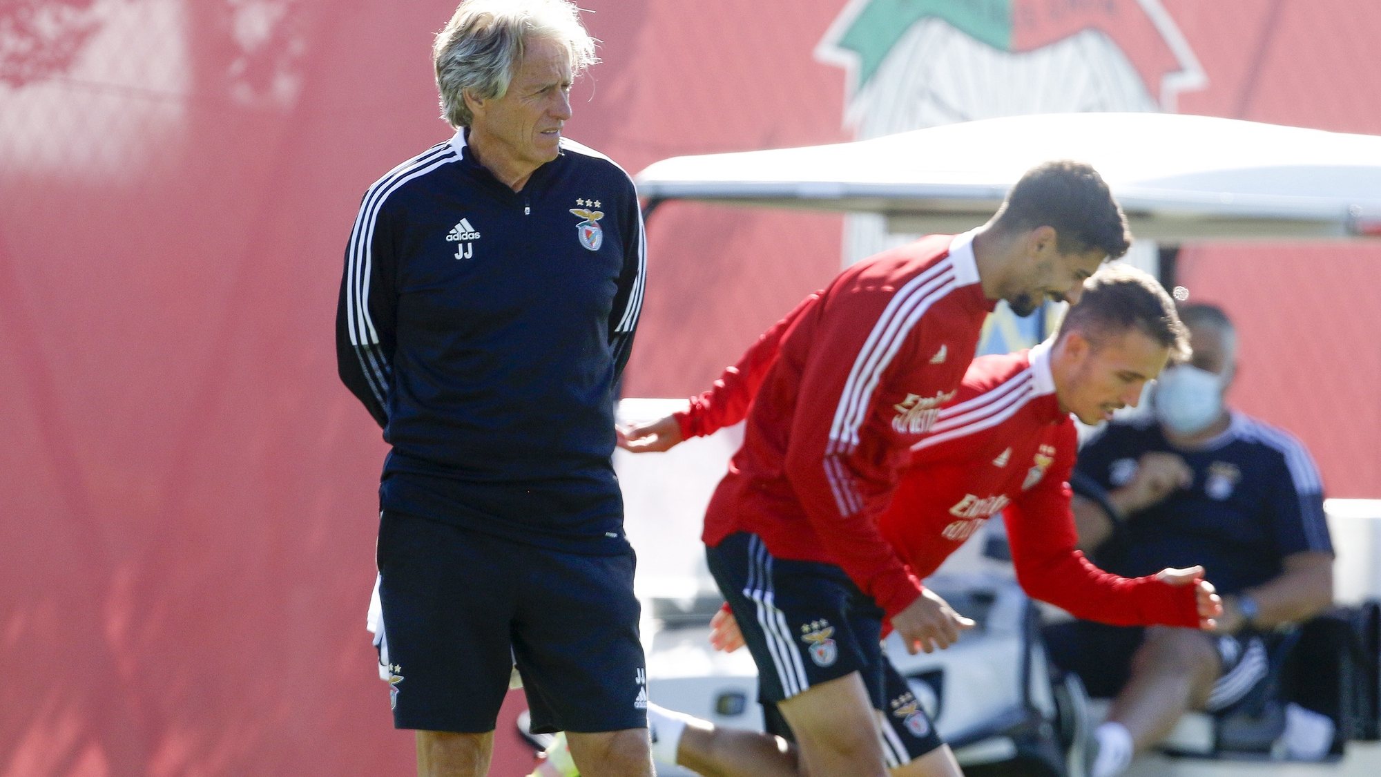 epa09492621 Benfica head coach Jorge Jesus during a training session in Seixal, Portugal, 28 September 2021. Benfica will face FC Barcelona in Lisbon on 29 September 2021 in their UEFA Champions League group stage soccer match.  EPA/RUI MINDERICO