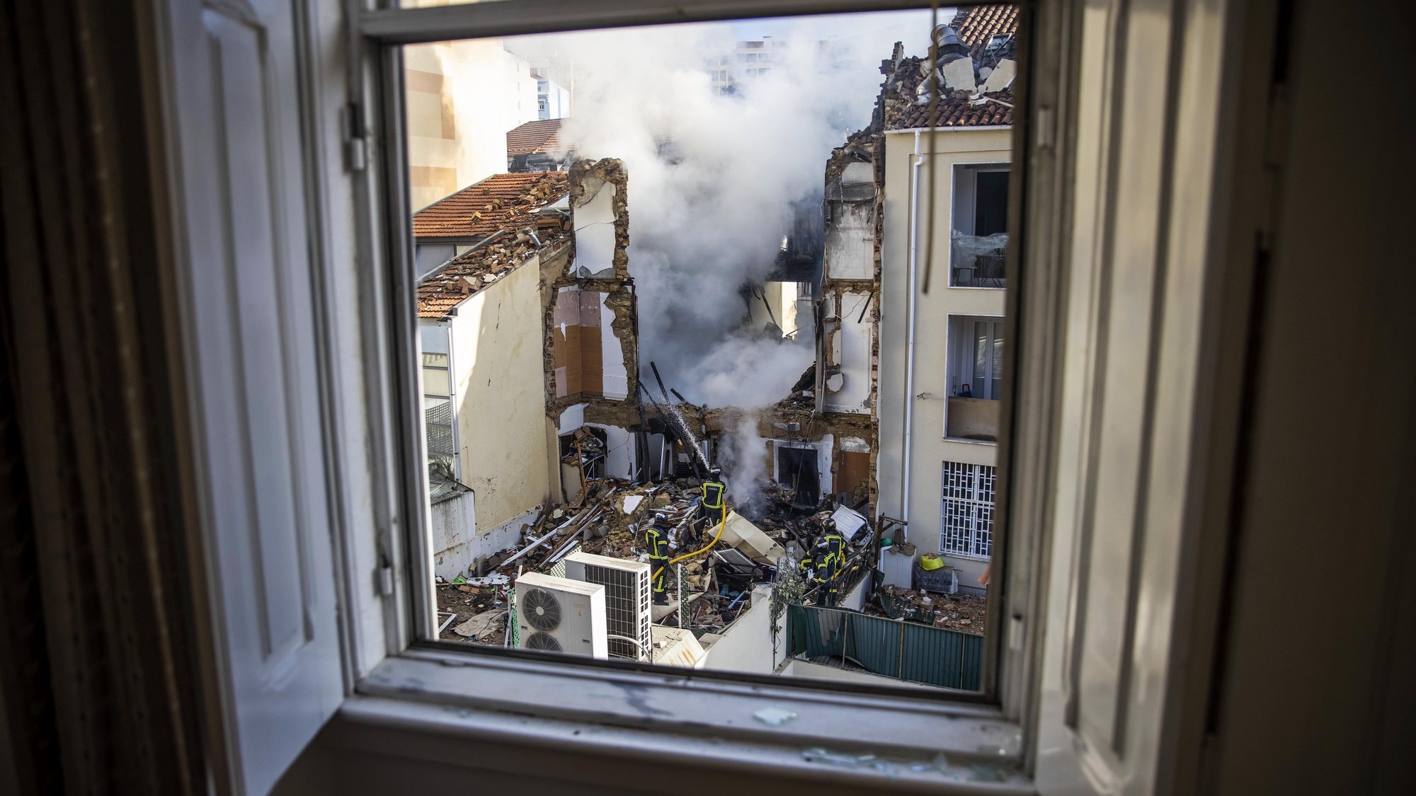 Traseira do prédio destruído na rua de Santa Marta, em Lisboa, 20 de dezembro de 2020. Pelo menos cinco pessoas ficaram feridas, uma em estado grave, durante uma explosão seguida de incêndio, existindo ainda dois desaparecidos, informaram os Bombeiros Sapadores no local. JOSÉ SENA GOULÃO/LUSA
