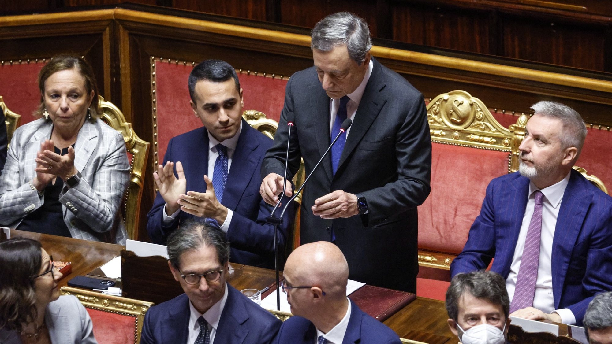 epa10081371 Italy&#039;s Prime Minister Mario Draghi (C) addresses a Senate session on a confidence vote on his government, Rome, Italy, 20 July 2022.  EPA/FABIO FRUSTACI