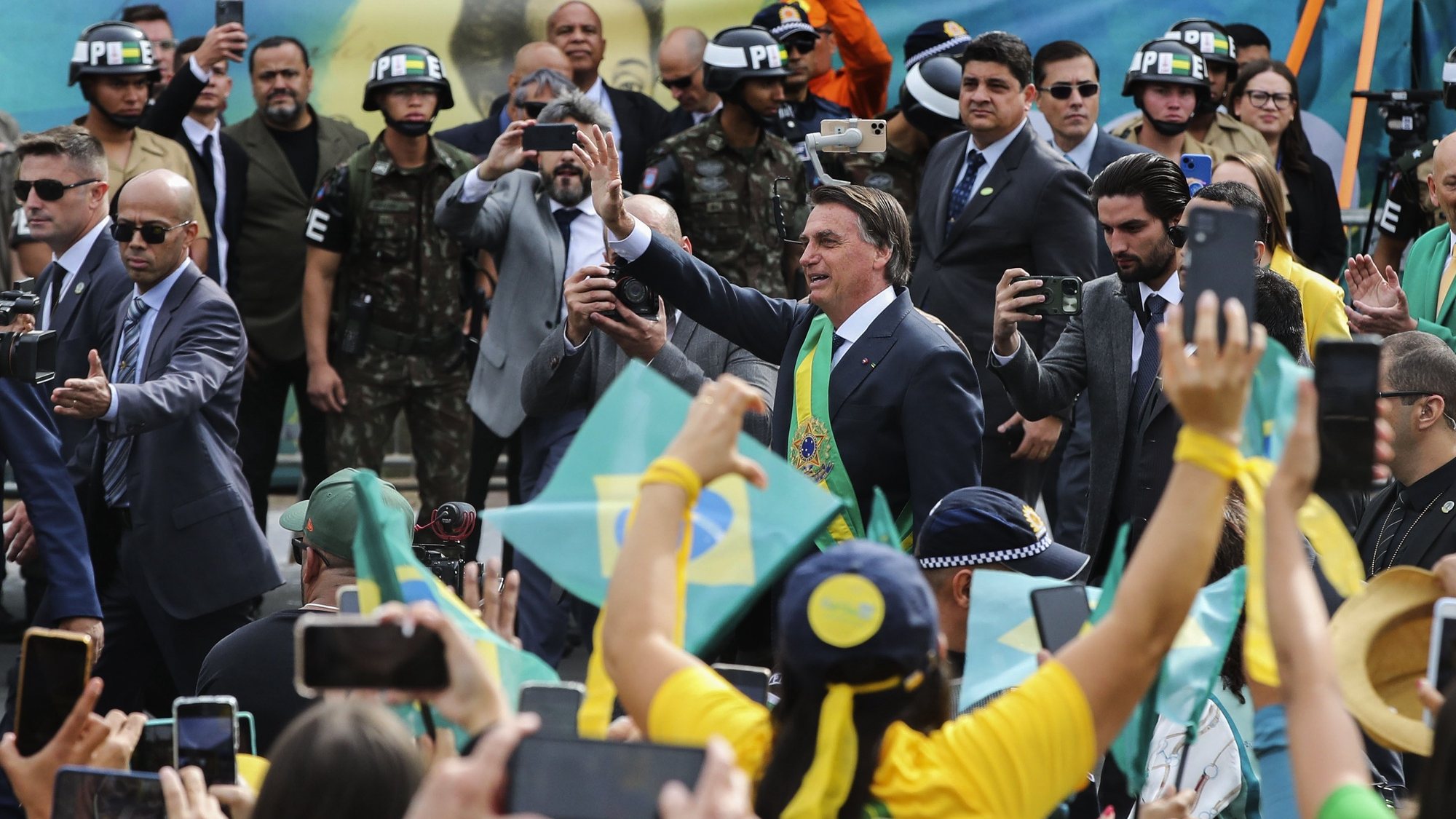 O Presidente da República, Jair Bolsonaro (C), durante o desfile cívico militar do Bicentenário da Independência do Brasil nas ruas de Brasília, Brasil, 7 de setembro de 2022.  MANUEL DE ALMEIDA/LUSA