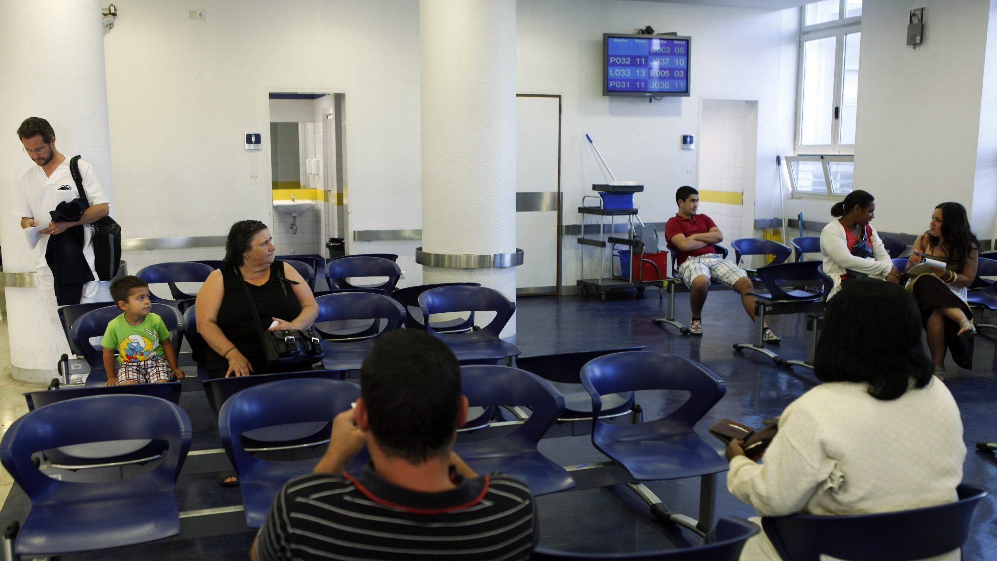 Utentes aguardam numa sala de espera por uma consulta no Hospital Santa Maria
