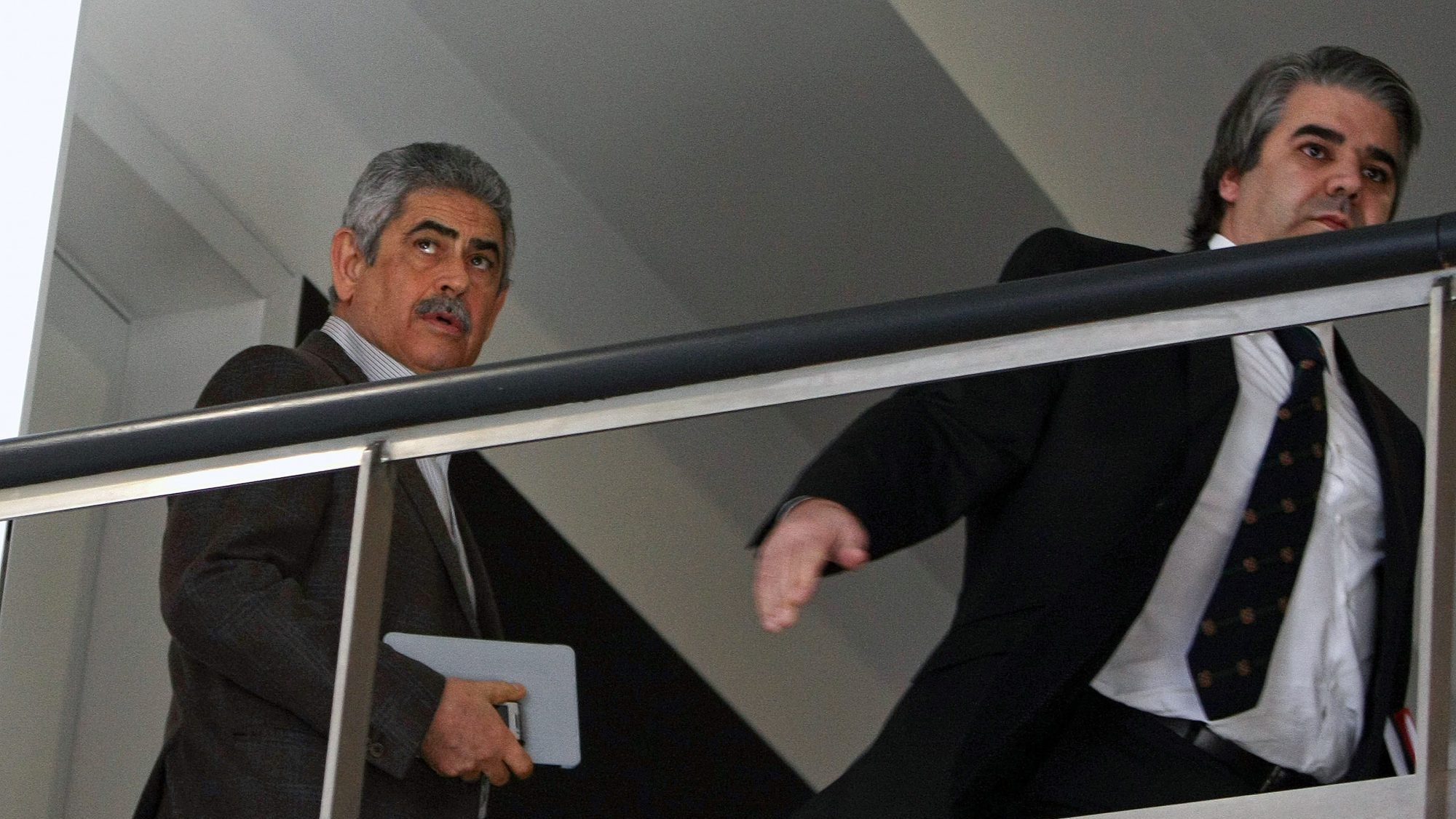 O ex-assessor jurídico do Benfica (à direita) é um dos três arguidos do processo