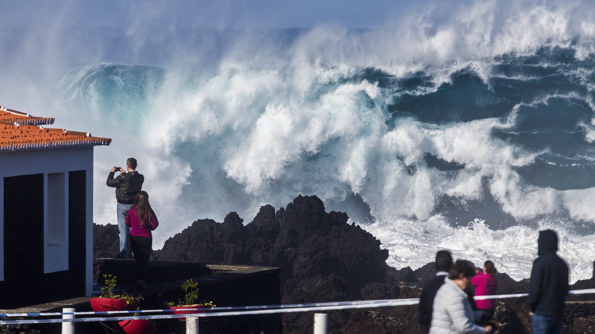 O aviso amarelo para a costa norte da ilha da Madeira e Porto Santo vai prolongar-se entre as 12h00 de sexta-feira e as 0h00 de sábado