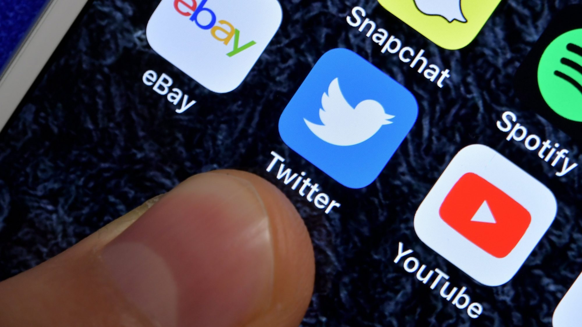 Redes sociais, como Twitter presentes num ecrã de telemóvel