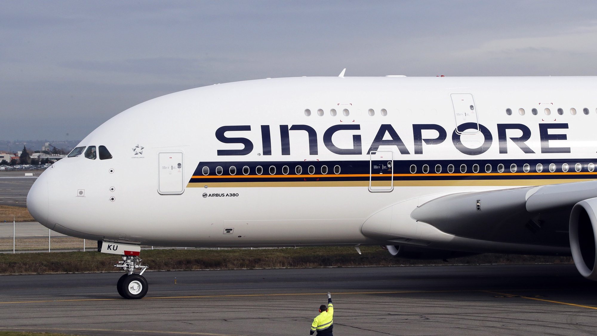 epa08314402 (FILE) - The new Airbus A380 Singapore Airlines plane prepares to take off at the Airbus&#039;s delivery center in Colomiers, near Toulouse, Southern France, 13 January 2017 (reissued 23 March 2020). Singapore Airlines (SIA) announced on 23 March that it will ground 96 percent of its fleet as countries worldwide tightened border controls amid the ongoing coronavirus pandemic crisis.  EPA/GUILLAUME HORCAJUELO