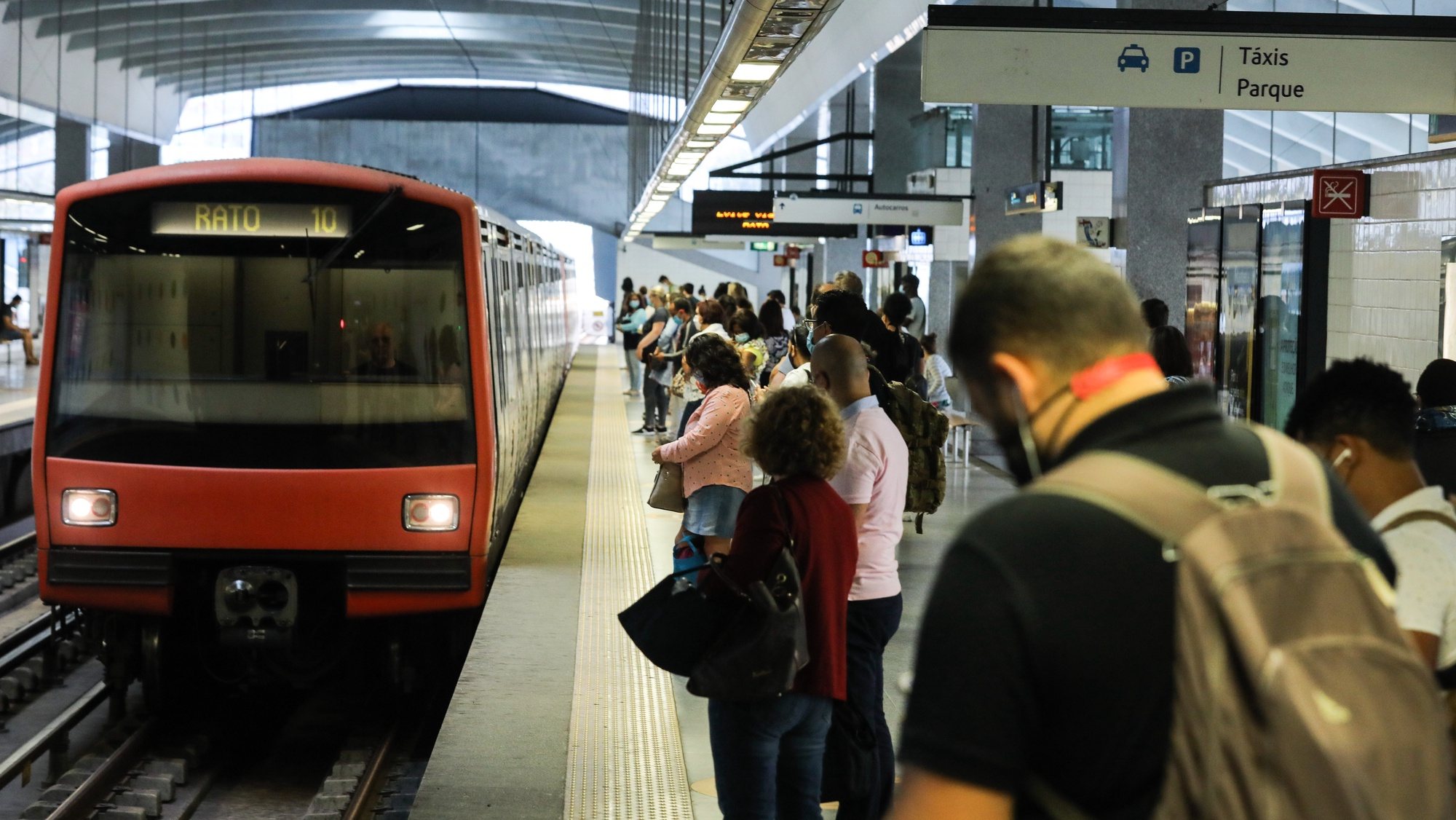 Utentes aguardam o metro na Estação de Metro do Senhor Roubado, no dia em que a área Metropolitana de Lisboa (AML) vê reforçada a oferta de transportes públicos, sobretudo de autocarros, permitindo que a capacidade fique a 90% da que existia no mesmo período do ano passado, em Odivelas, 01 de julho de 2020. MIGUEL A. LOPES/LUSA