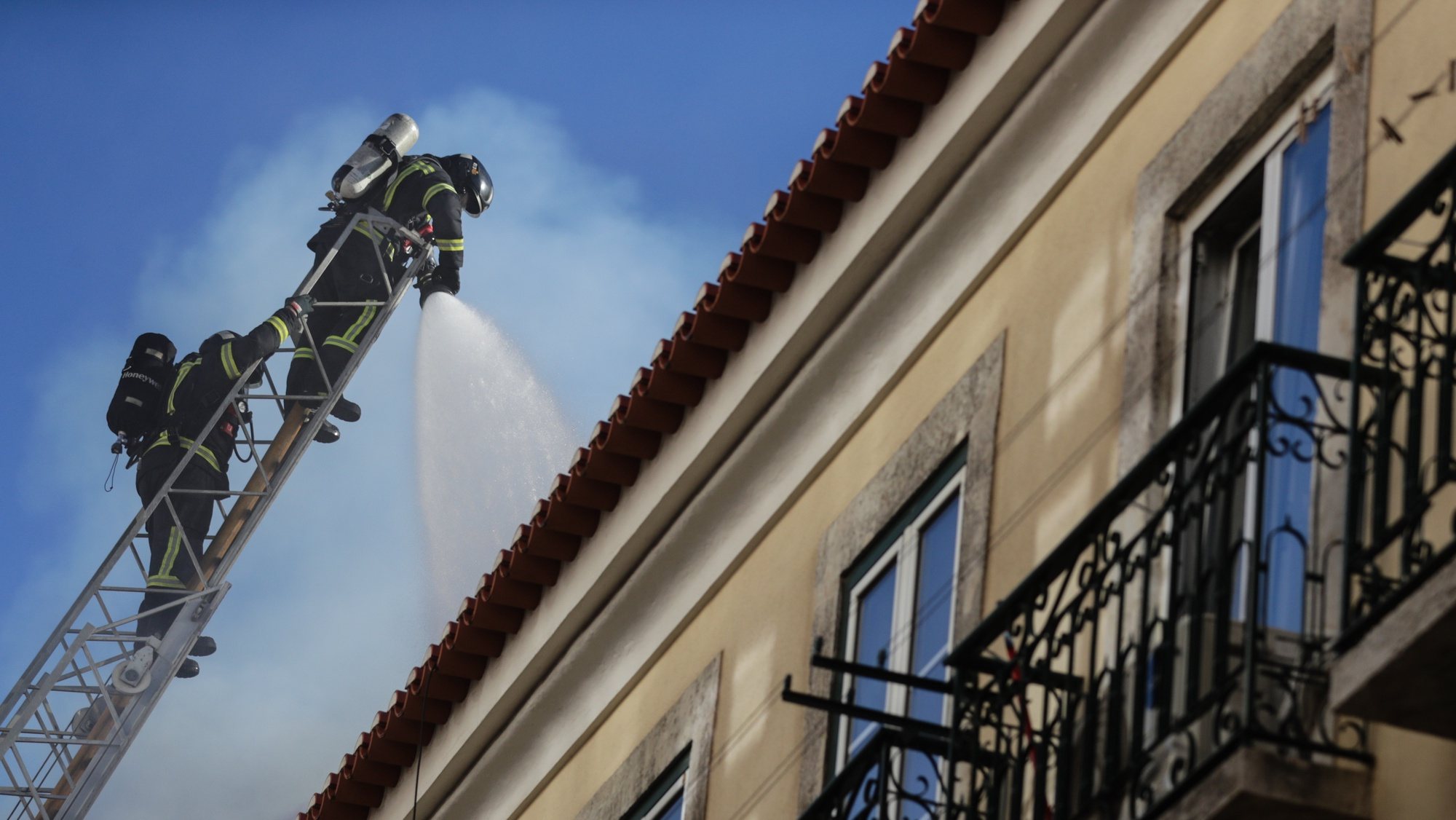 Bombeiros combatem o incêndio que deflagrou num edifício na rua das Gaivotas, em Lisboa, 01 de setembro de 2020. TIAGO PETINGA/LUSA