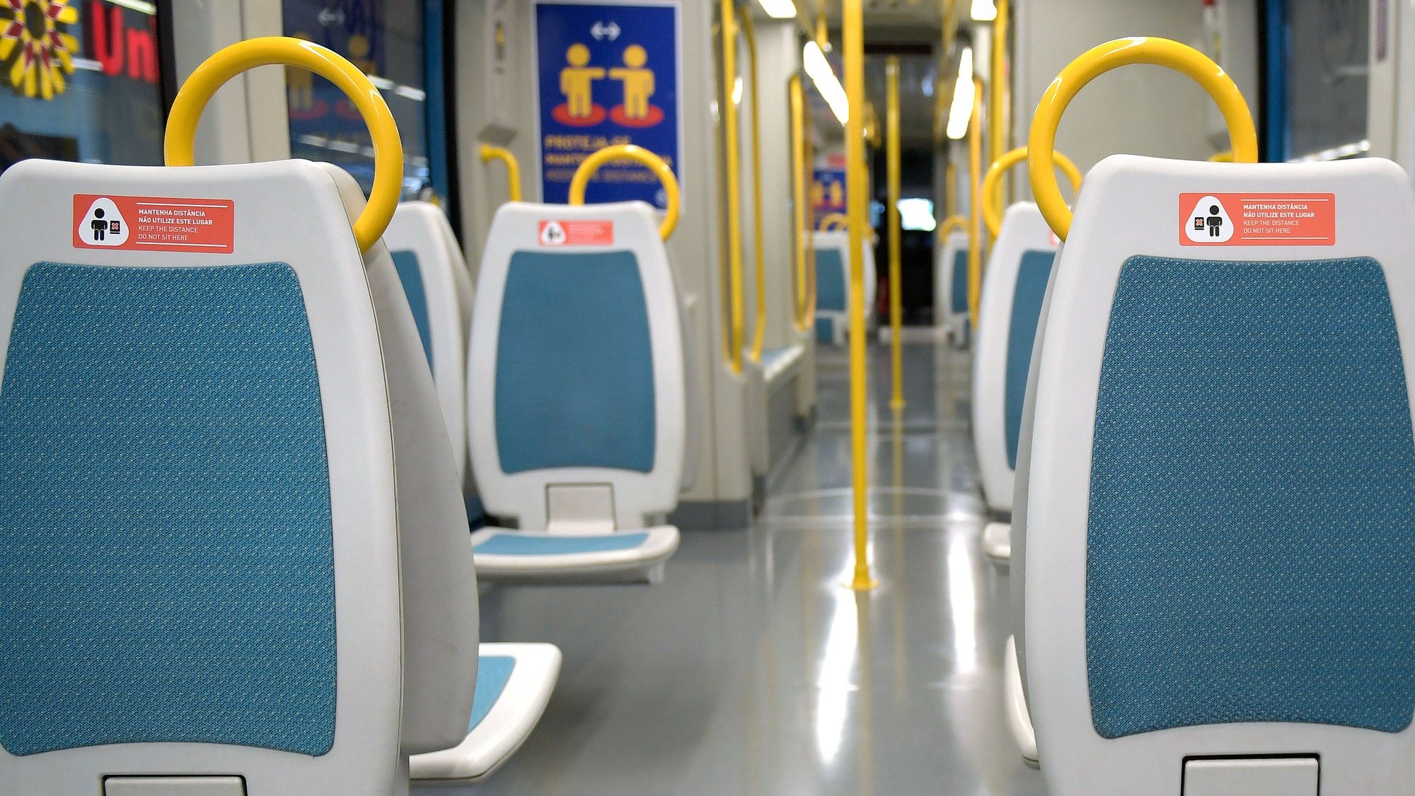 Indicações aos passageiros numa carruagem do Metro do Porto, na estação da Trindade