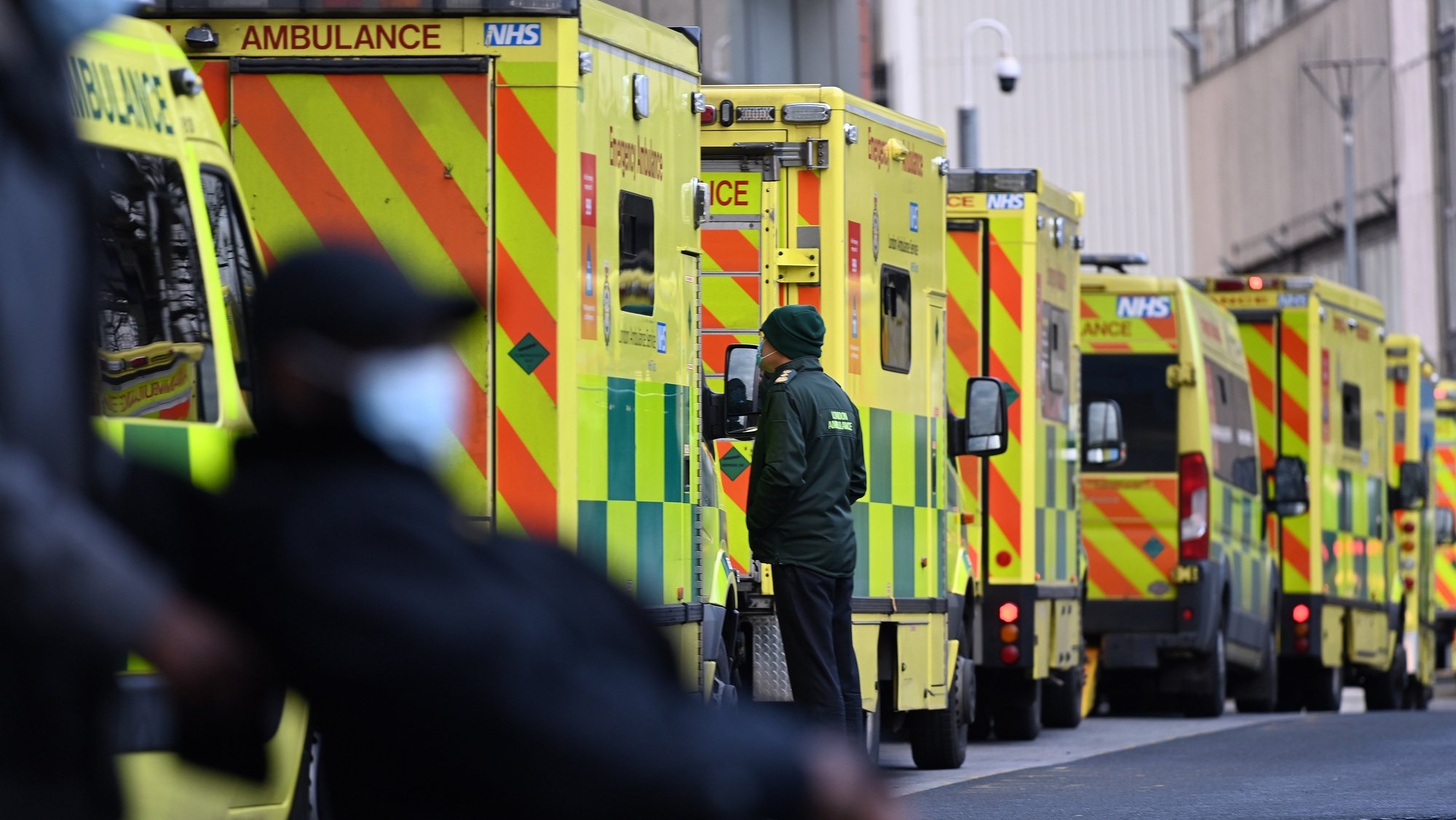 epa08922685 Ambulances outside a hospital in London, Britain, 06 January 2021. Britain&#039;s national health service (NHS) is coming under sever pressure as Covid-19 hospital admissions continue to rise across the UK.  EPA/ANDY RAIN