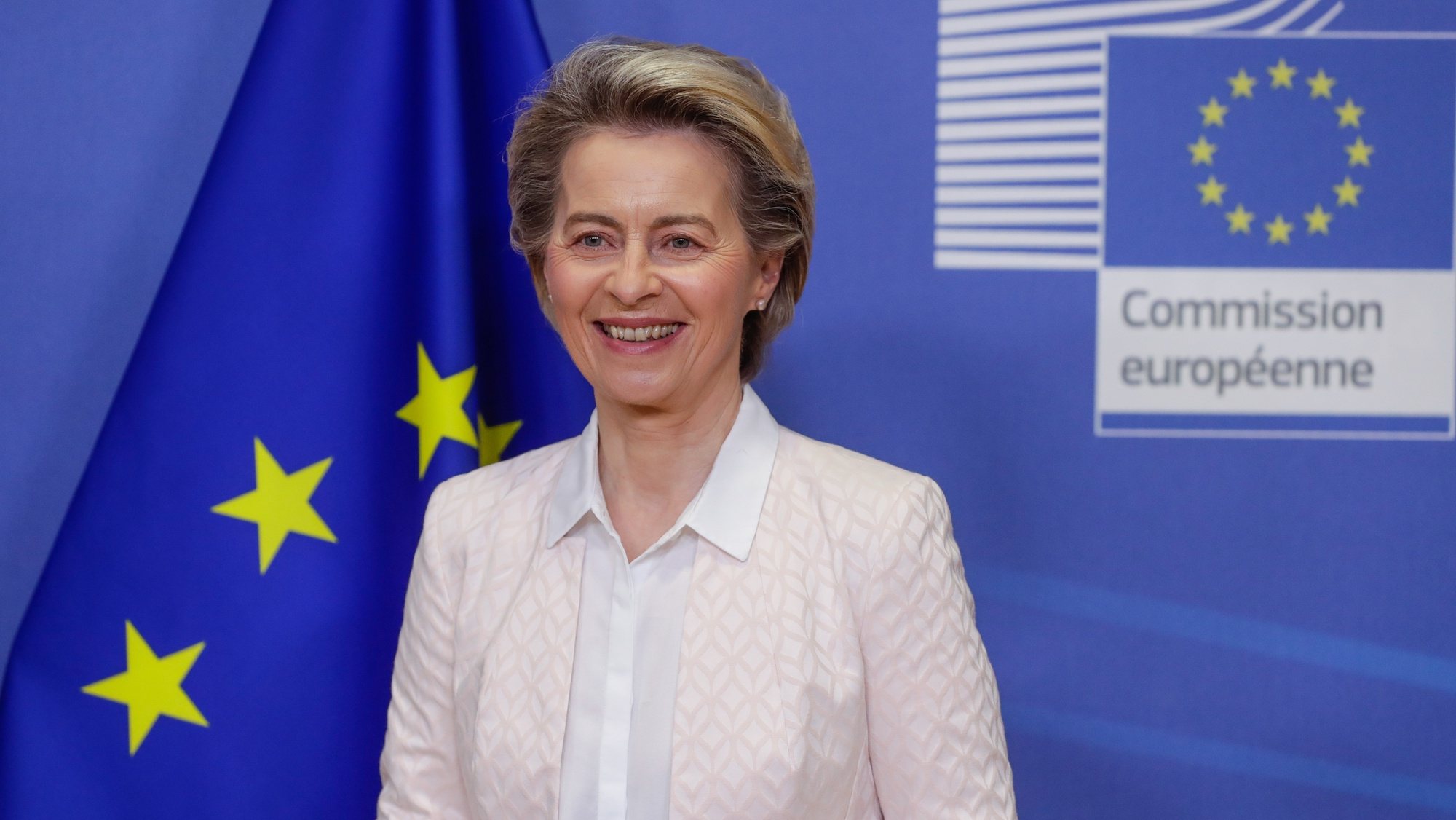 epa08936705 European Commission President Ursula Von Der Leyen welcomes European Parliament President David Sassoli (not pictured) ahead of a meeting at the European Commission in Brussels, Belgium, 14 January 2021.  EPA/STEPHANIE LECOCQ / POOL