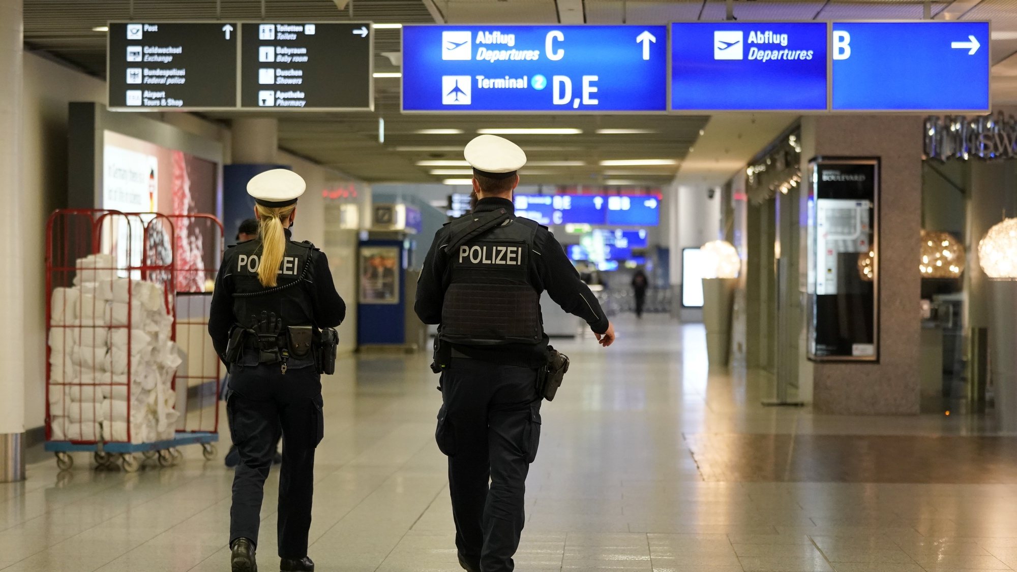 epa08968645 Police officers guard the international airport in Frankfurt am Main, Germany, 27 January 2021. Concerned about a new and more contagious strain of the coronavirus, the German government plans to ban all passenger flights to Germany.  EPA/RONALD WITTEK