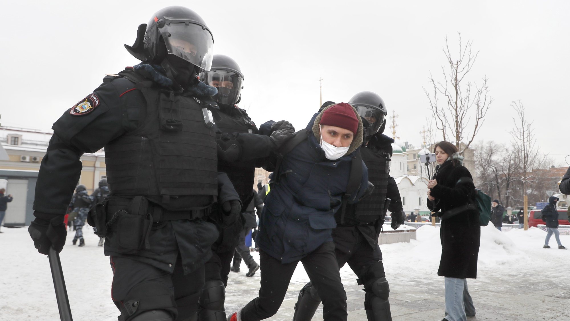 epa08976743 Russian police officers detains protester during an unauthorized protest in support of Russian opposition leader Alexei Navalny, Moscow, Russia, 31 January 2021. Navalny was detained after his arrival to Moscow from Germany on 17 January 2021. A Moscow judge on 18 January ruled that he will remain in custody for 30 days following his airport arrest. Navalny urged Russians to take to the streets to protest. In many Russian cities mass events are prohibited due to an increase in COVID-19 cases.  EPA/SERGEI ILNITSKY