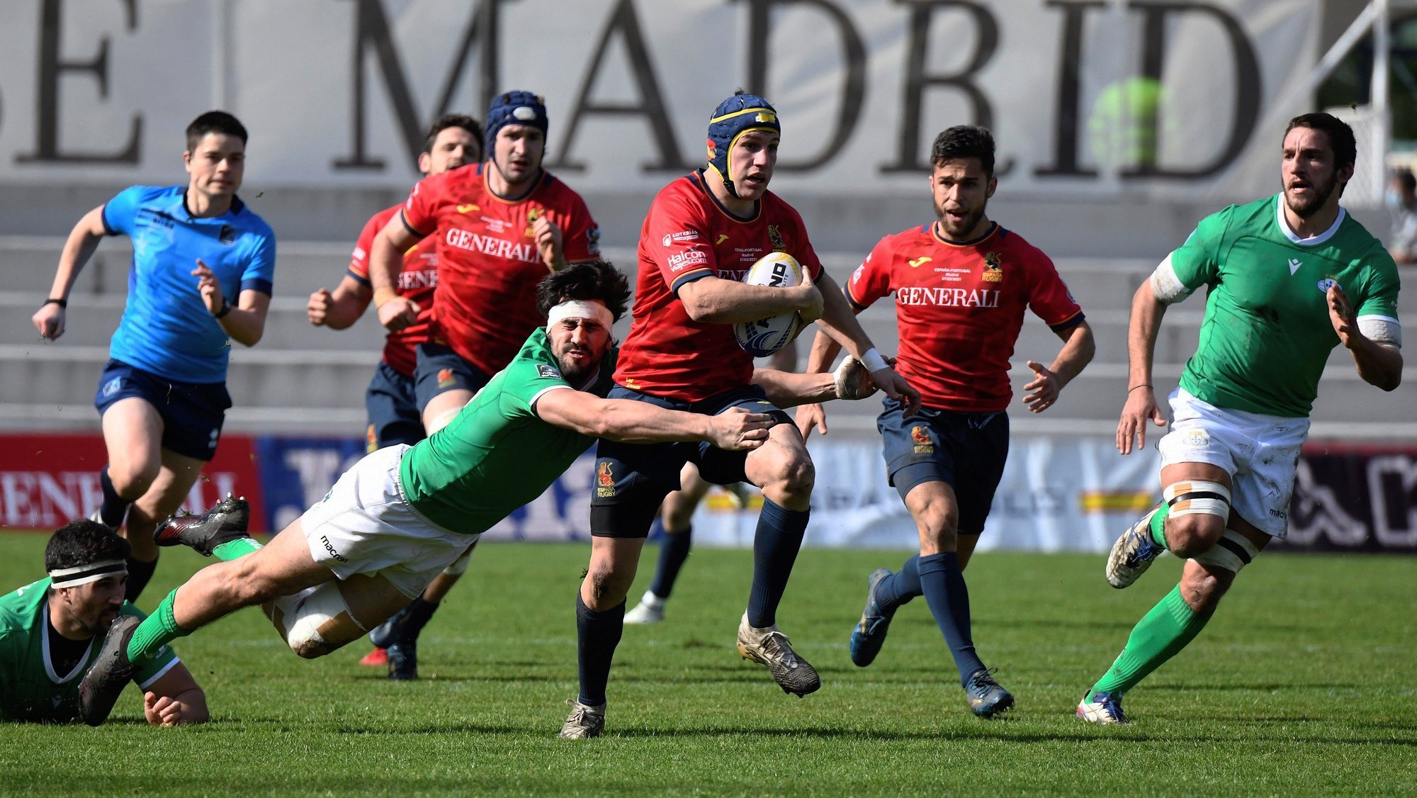 epa08993583 Spanish player Alvaro Gimeno (C) is tackled by Portugal&#039;s Jose Vareta (2-L) during a Rugby Europe Championship 2020 match between Spain and Portugal at Central de la Complutense stadium, in Madrid, Spain, 07 February 2021.  EPA/VICTOR LERENA