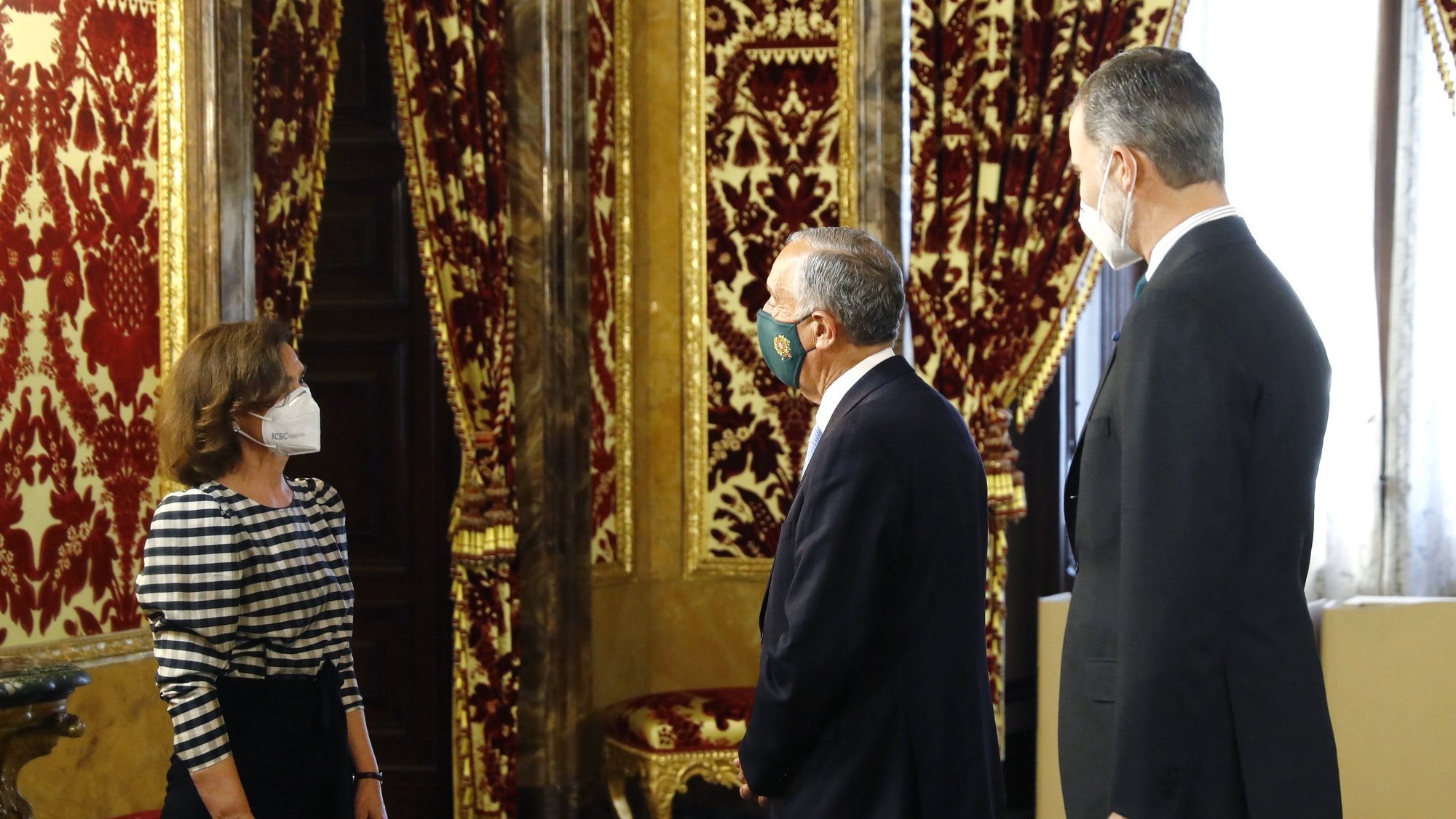 epa09070249 Spain&#039;s King Felipe VI (R) and Spain&#039;s First Deputy Prime Minister Carmen Calvo (L) receive Portugal&#039;s president Marcelo Rebelo de Sousa (C-L) prior  to a meeting held in Madrid, Spain, 12 March 2021.  EPA/BALLESTEROS / POOL