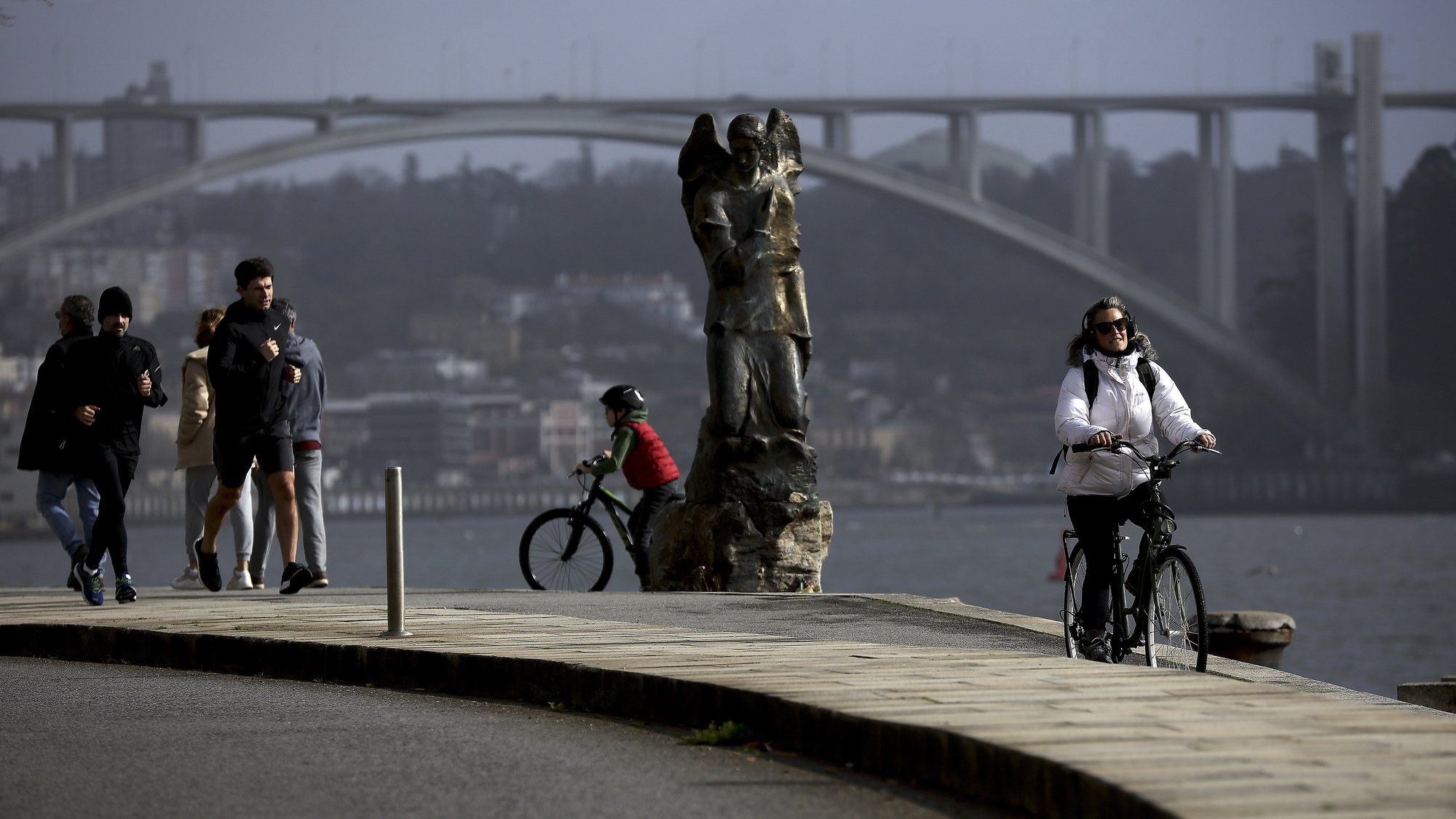 Pessoas passeiam na foz do Rio Douro, durante período com medidas de restrição impostas pelo novo confinamento, na sequência da pandemia de Covid-19, Porto, 30 de janeiro de 2021. MANUEL FERNANDO ARAUJO/LUSA