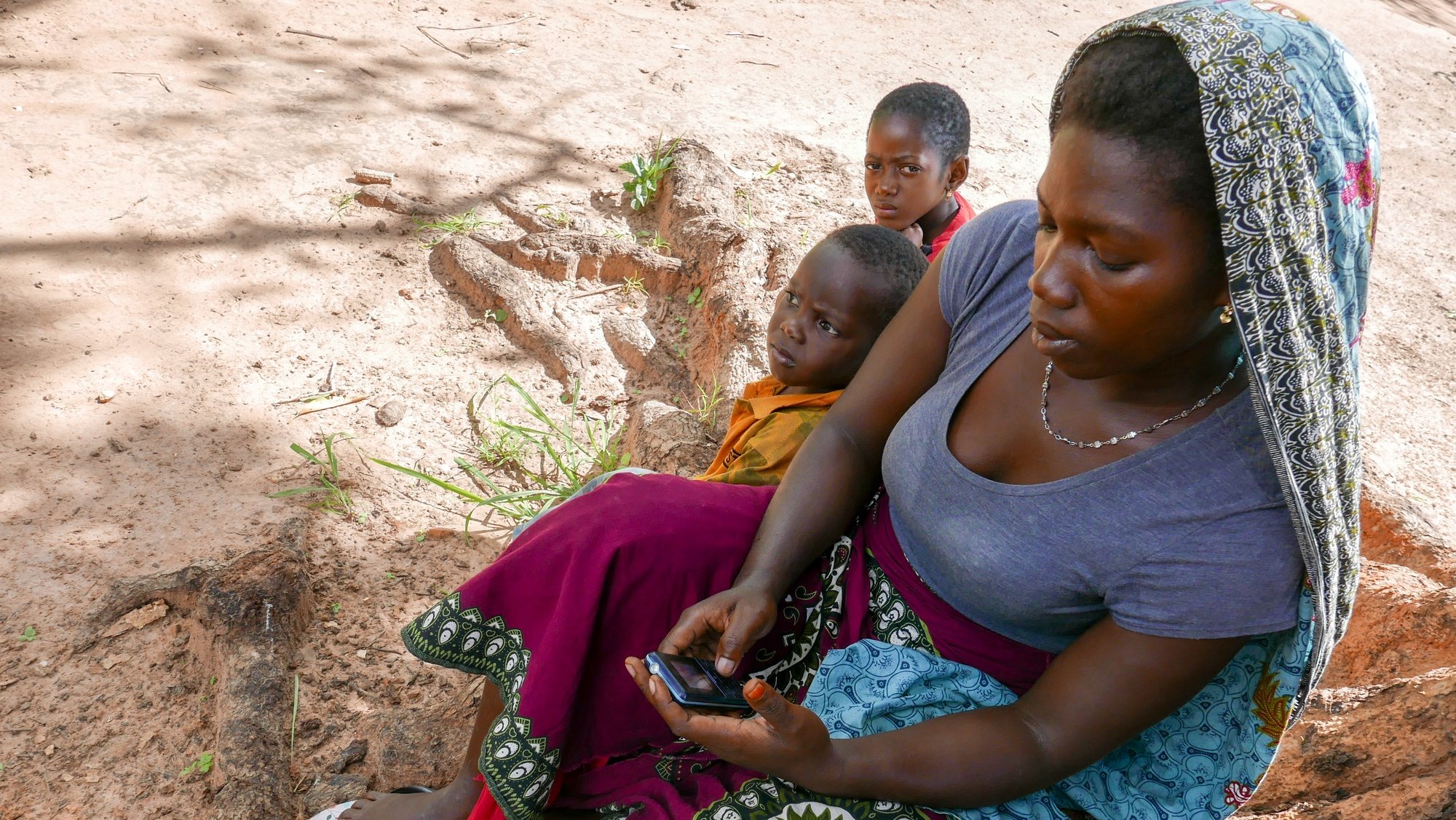 Denise João, 27 anos, fez 100 quilómetros a pé com os dois filhos durante quatro dias até conseguir transporte para longe de Palma, vila atacada por grupos armados no norte de Moçambique, Montepuez, Moçambique, 05 de abril de 2021. (ACOMPANHA TEXTO) LUIS FONSECA/LUSA