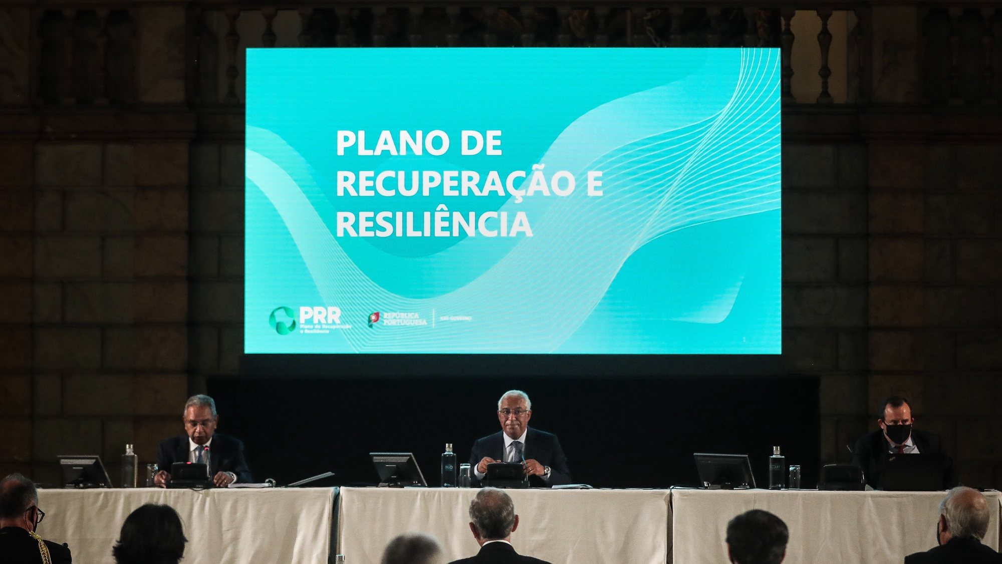 O primeiro-ministro, António Costa (D), e o ministro do Planeamento, Nelson de Souza (E), momentos antes da apresentação do Plano de Recuperação e Resiliência (PRR), no Antigo Picadeiro Real do Palácio de Belém, em Lisboa, 16 de abril de 2021. MÁRIO CRUZ/LUSA