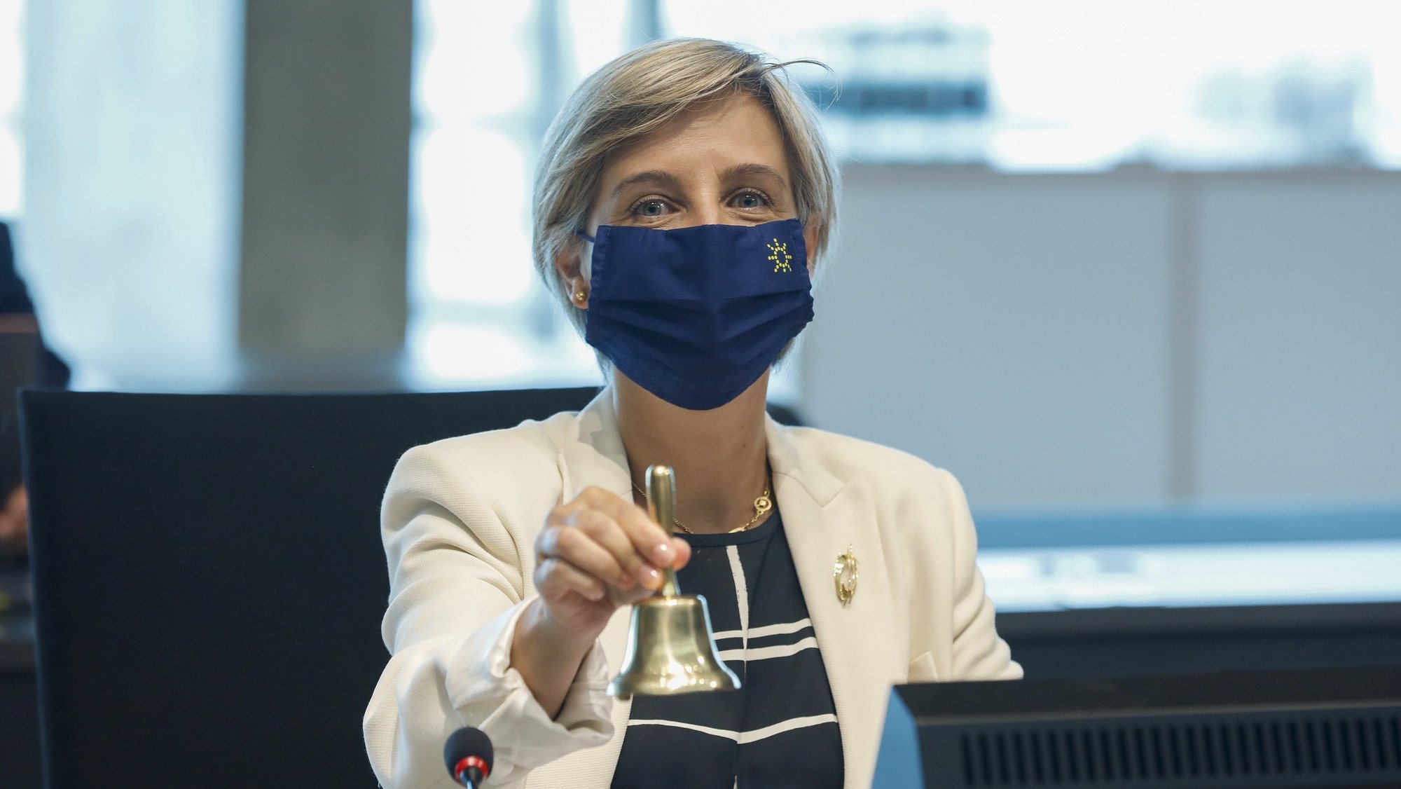 epa09272342 Portuguese Minister for Health Marta Temido rings a bell at the start of the Health Council meeting in Luxembourg, 15 June 2021. Ministers will aim to adopt a Council position on rules to reinforce the role of the European Medicines Agency in crisis preparedness and management for medicinal products and medical devices.  EPA/JULIEN WARNAND