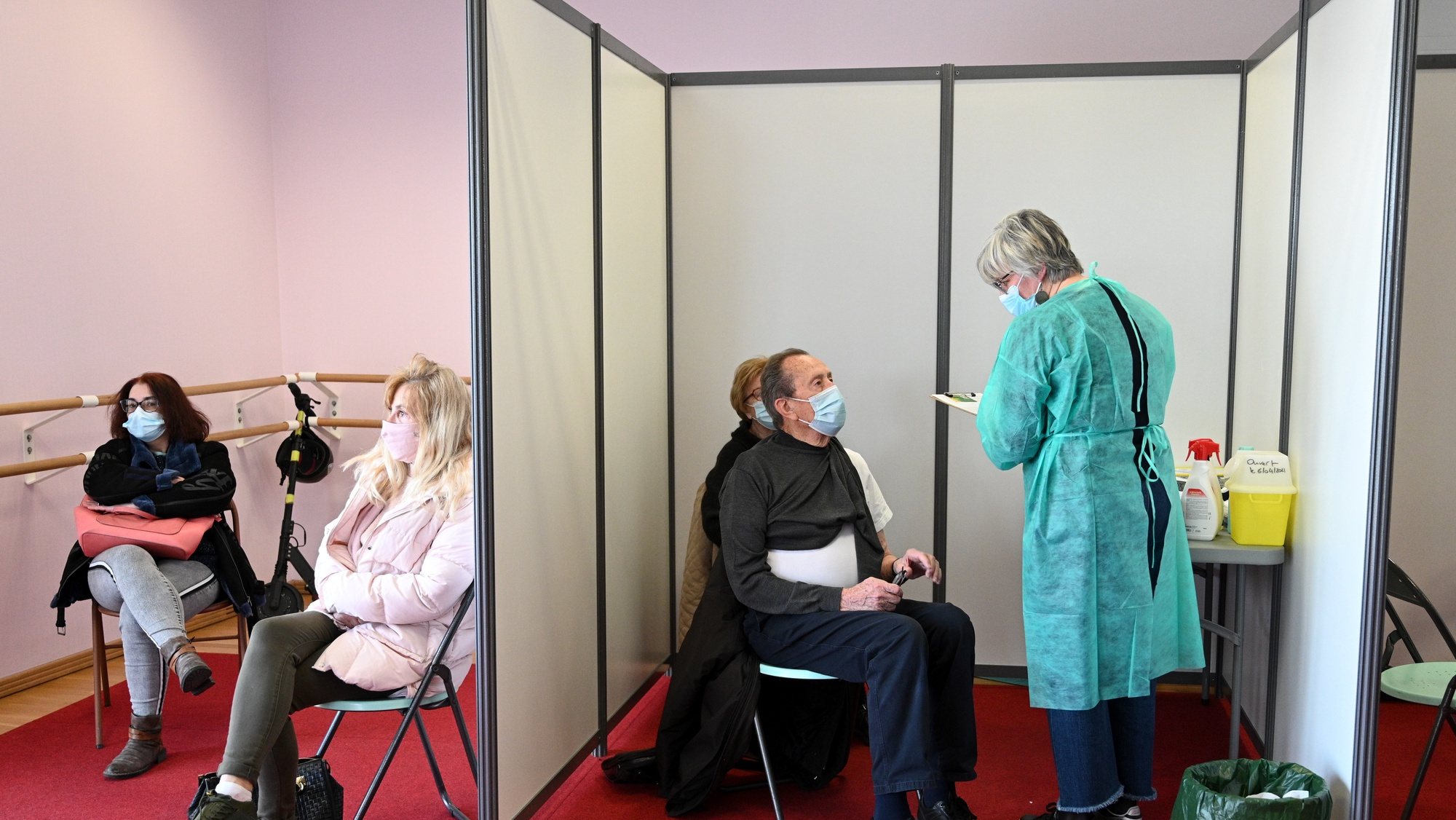 epa09122558 People wait to receive a dose of a vaccine against coronavirus at a COVID-19 vaccination center, in Nogent-sur-Marne, near Paris, France, 08 April 2021.  EPA/BERTRAND GUAY / POOL  MAXPPP OUT