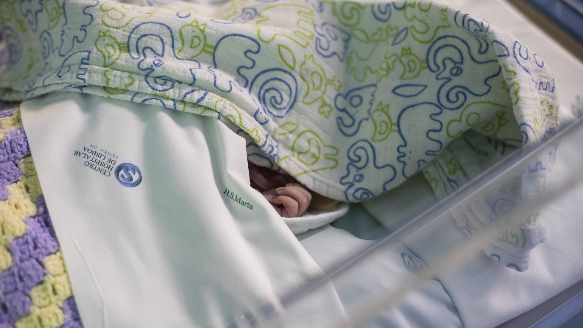 Um bebé internado no serviço de Cardiologia Pediátrica do Hospital de Santa Marta, no âmbito de uma reportagem sobre sequelas da covid-19 em crianças e adultos na unidade hospitalar, em Lisboa, 10 de fevereiro de 2021. (ACOMPANHA TEXTO DA LUSA DO DIA 13 DE FEVEREIRO DE 2021). JOSÉ SENA GOULÃO/LUSA
